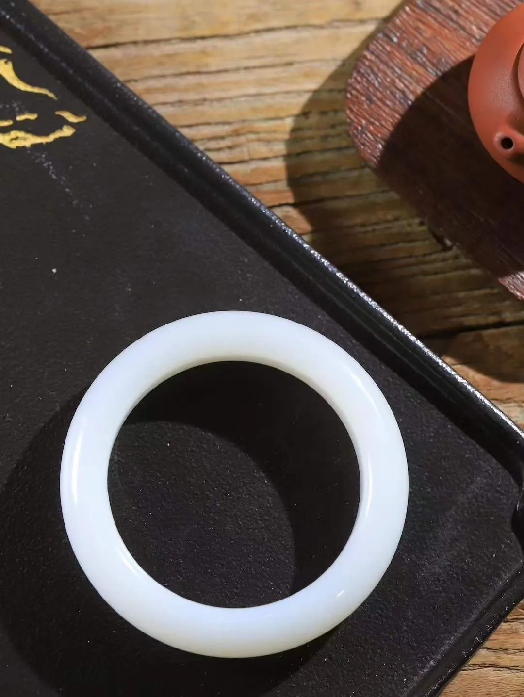 【婉约佳人.手镯】

精品️和田玉白玉手镯 玉质温润细腻 油性十足 手感舒适，高华雅逸，线条流畅，简约大气，美自天成，素雅高贵。佩戴于腕间，婉约之美，举手投足间透出那份低调奢华。重73.5克 内径54.5mm  尺寸14.5-10.3mm   FDA-111102133