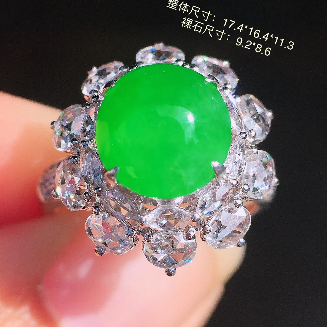 阳绿蛋面戒指，色泽均匀艳丽，玉质细腻，荧光感超
强，饱满圆润，尽显优雅气质，18k
金豪华镶嵌