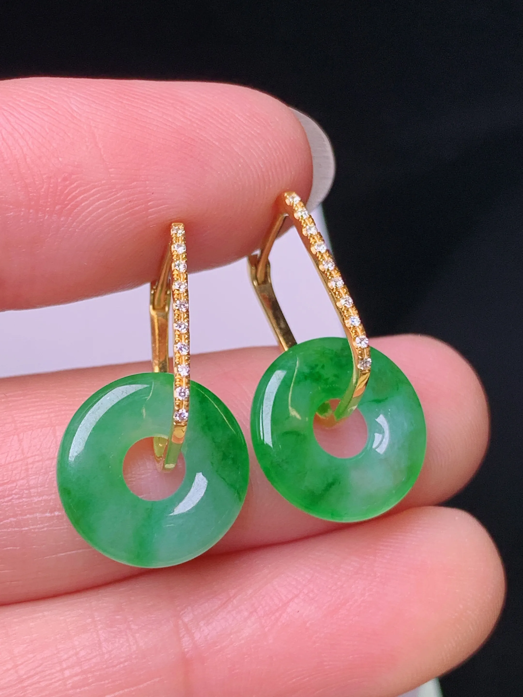 18k金钻镶嵌翠绿平安扣耳坠 玉质细腻 色泽清新艳丽 整体尺寸21.6*12.5*2.5