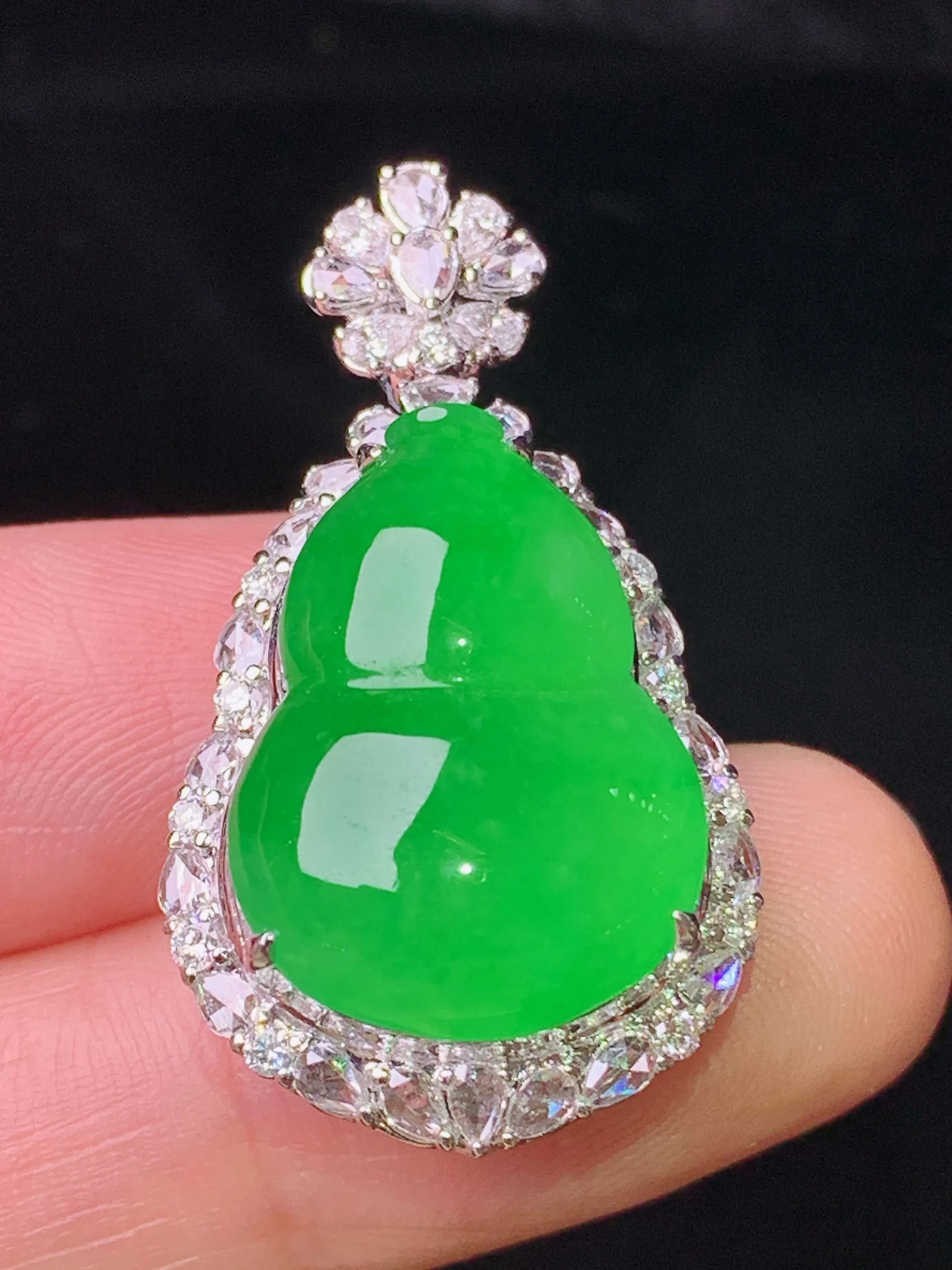 18k金钻镶嵌满绿葫芦吊坠 玉质细腻 色泽清新艳丽 整体尺寸34*18.8*12.5