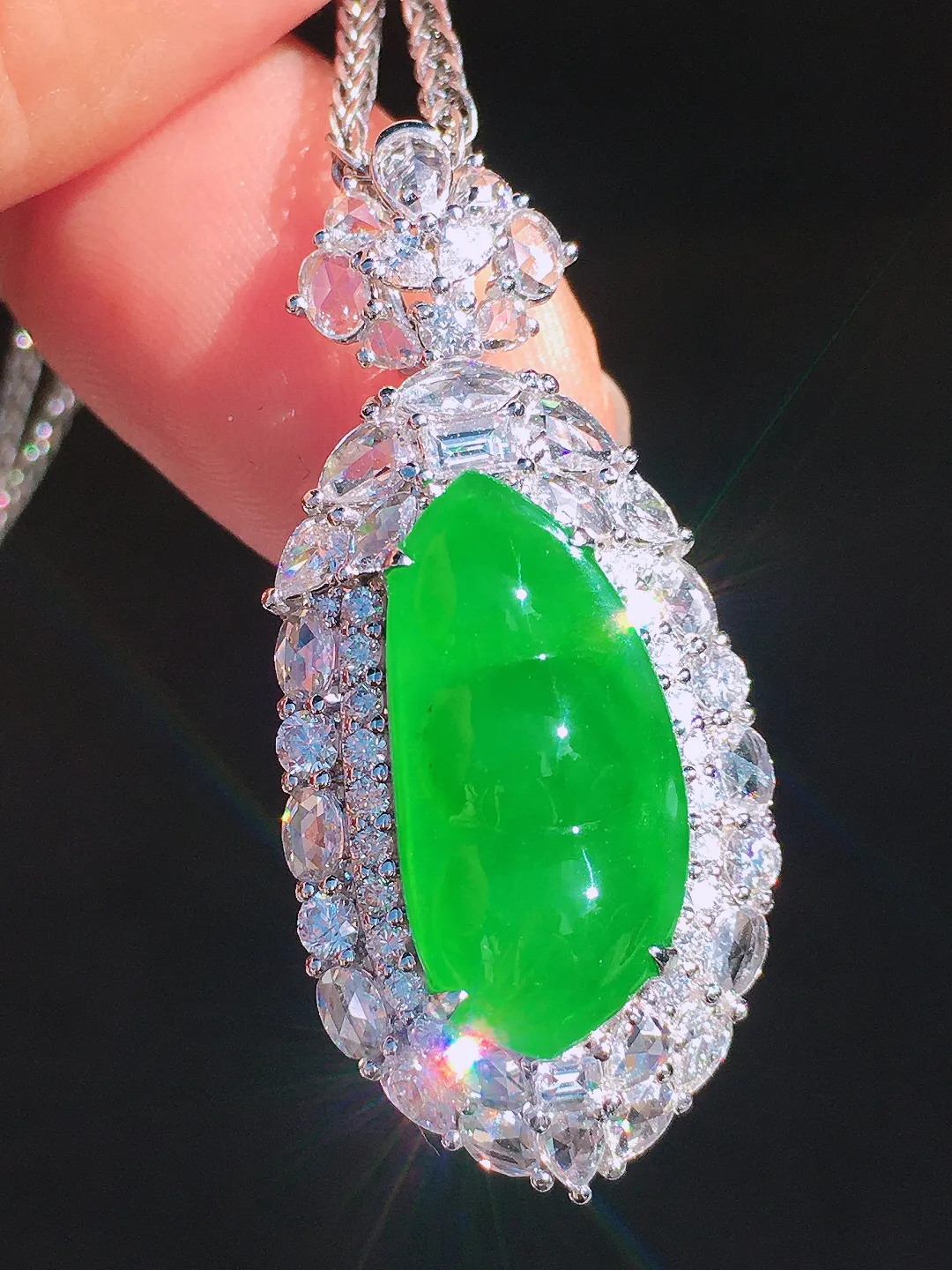 阳绿福豆吊坠，色泽均匀艳丽，玉质细腻，荧光感超
强，饱满圆润，尽显优雅气质，18k
金豪华镶嵌