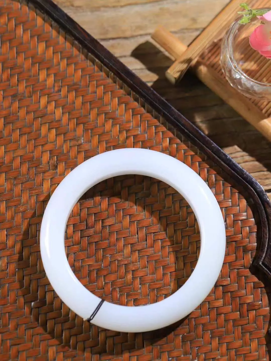 （一见倾心.手镯）

收藏级和田玉白玉手镯，玉质温润细腻 油性十足 手感舒适，高华雅逸，线条流畅，简约大气，美自天成，素雅高贵。佩戴于腕间，婉约之美，举手投足间透出那低调奢华。重68克  尺寸55.5-13.2-10mm  561152136A