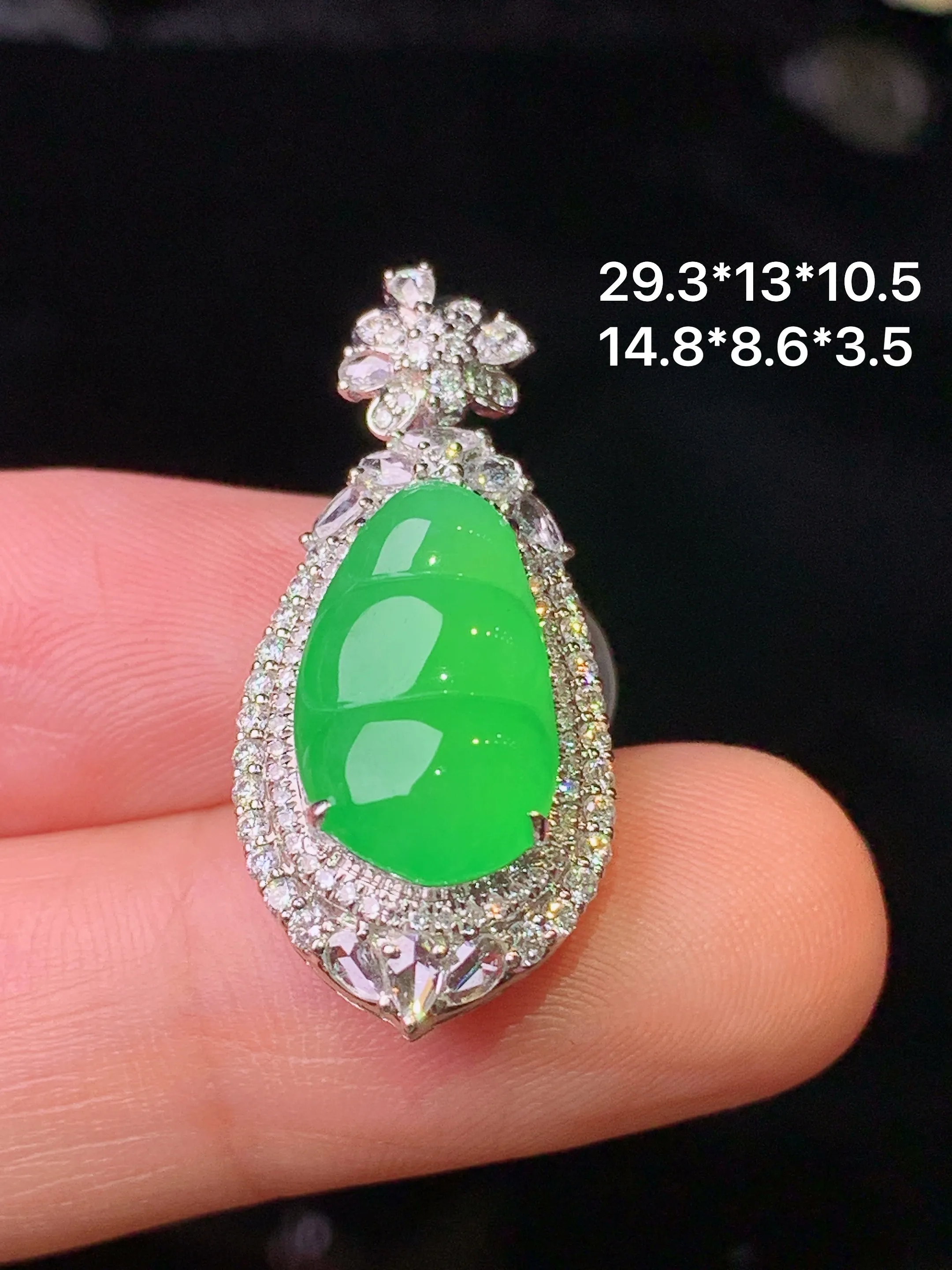 18k金钻镶嵌翠绿四季豆吊坠 玉质细腻 色泽清新艳丽 整体尺寸29.3*13*10.5