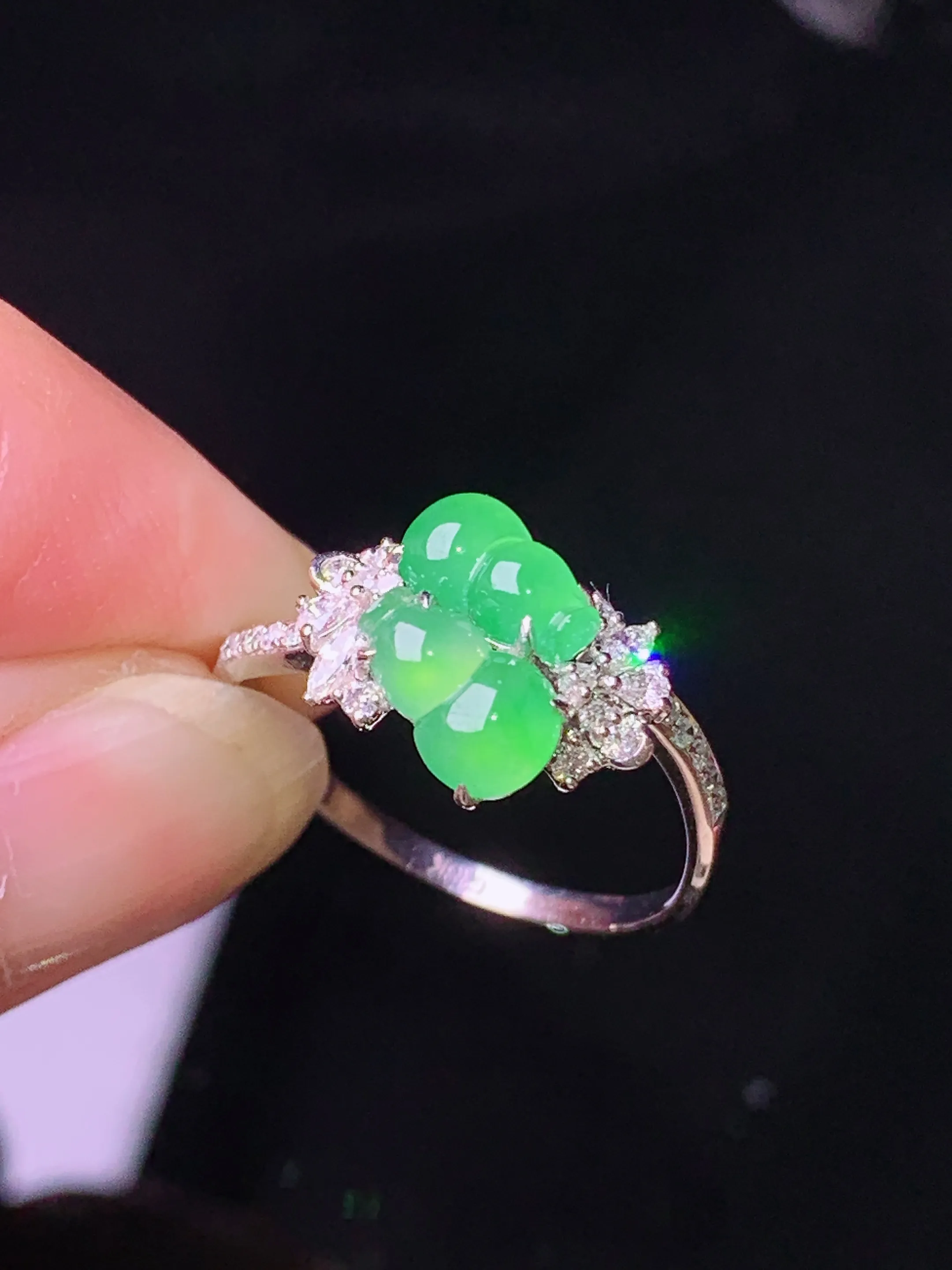 18k金钻镶嵌翠绿葫芦戒指 玉质细腻 色泽清新艳丽 圈口14.5 整体尺寸7.5*4.3*3