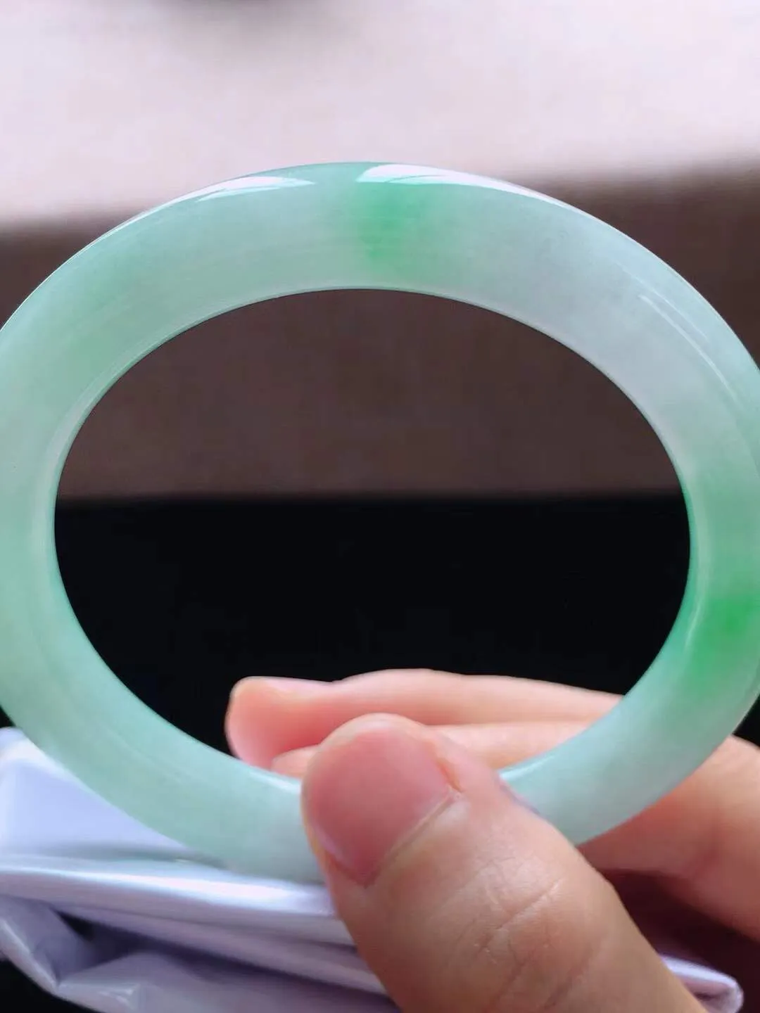 【翡翠名称】老种飘绿花53.3圈口圆条翡翠手镯
【翡翠尺寸】53.3*8.2*8.5mm适合52.5-55.6正圈口佩戴
【翡翠描述】缅甸天然翡翠A货，种老水足，玉质细腻，色泽靓丽，性价比高，佩戴效果好！