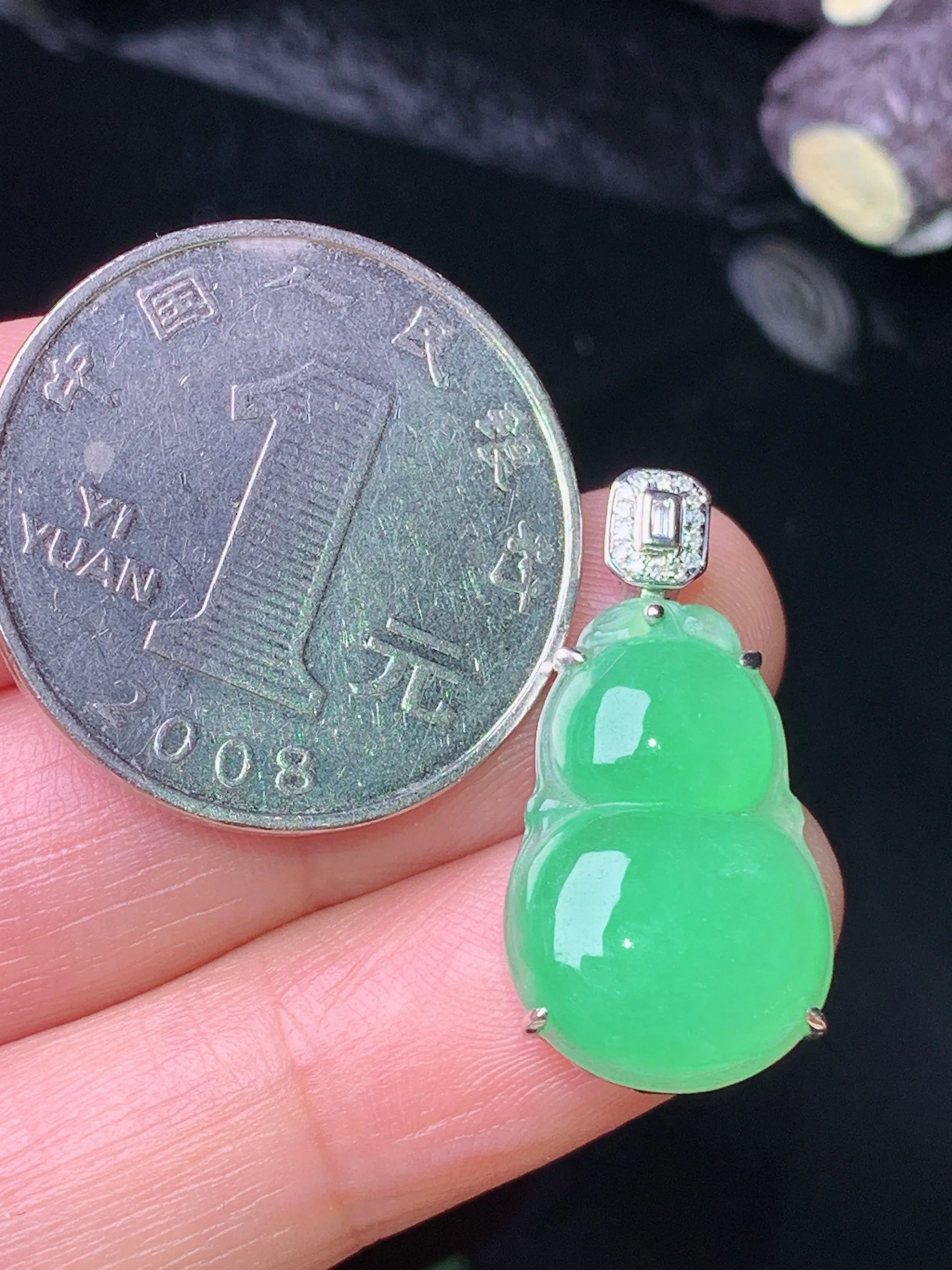 18k金钻镶嵌翠绿葫芦吊坠 玉质细腻 色泽清新艳丽 整体尺寸25.6*13*6.2