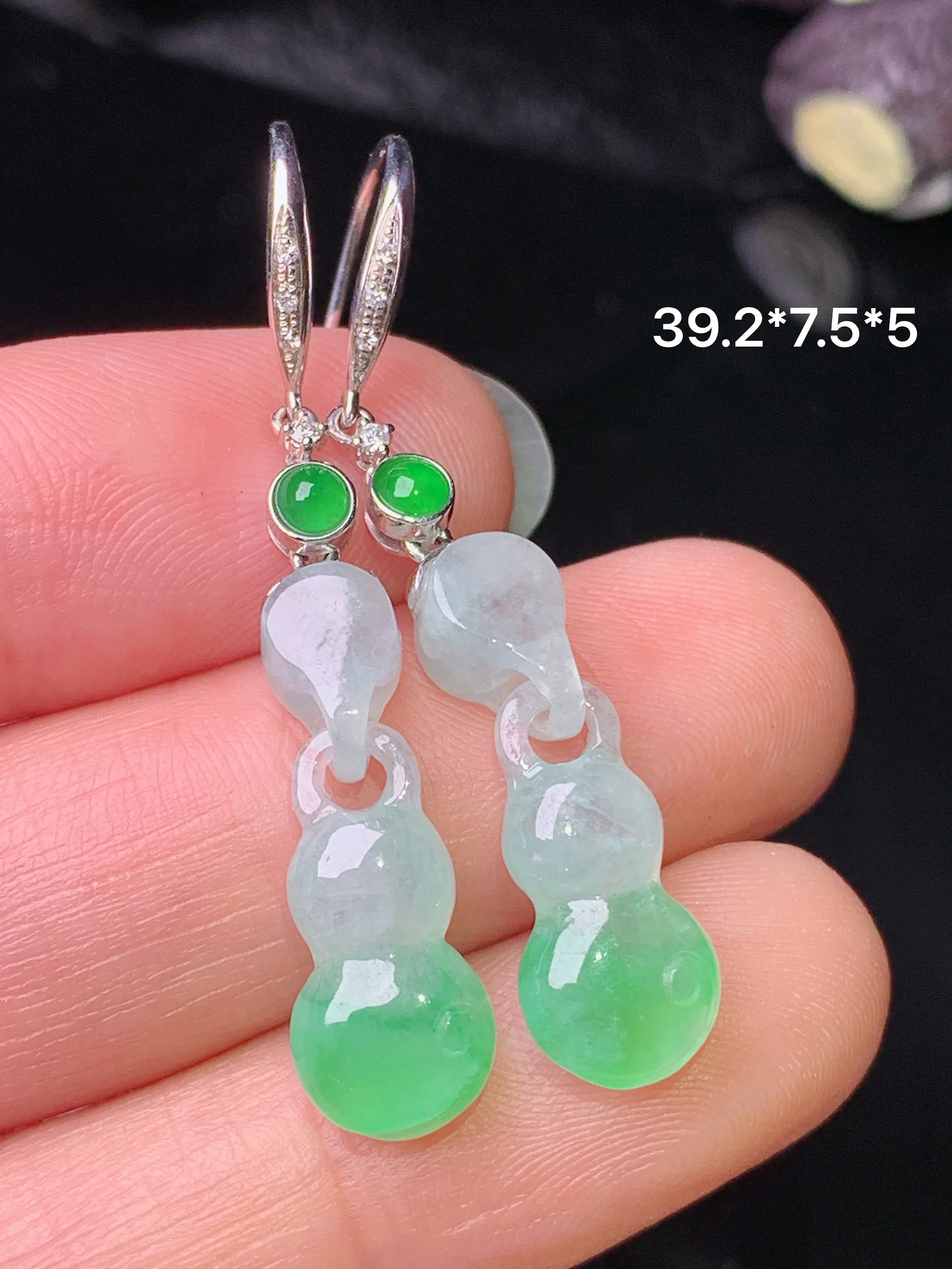 18k金钻镶嵌葫芦耳坠 玉质细腻 色泽清新艳丽 整体尺寸39.2*7.5*5