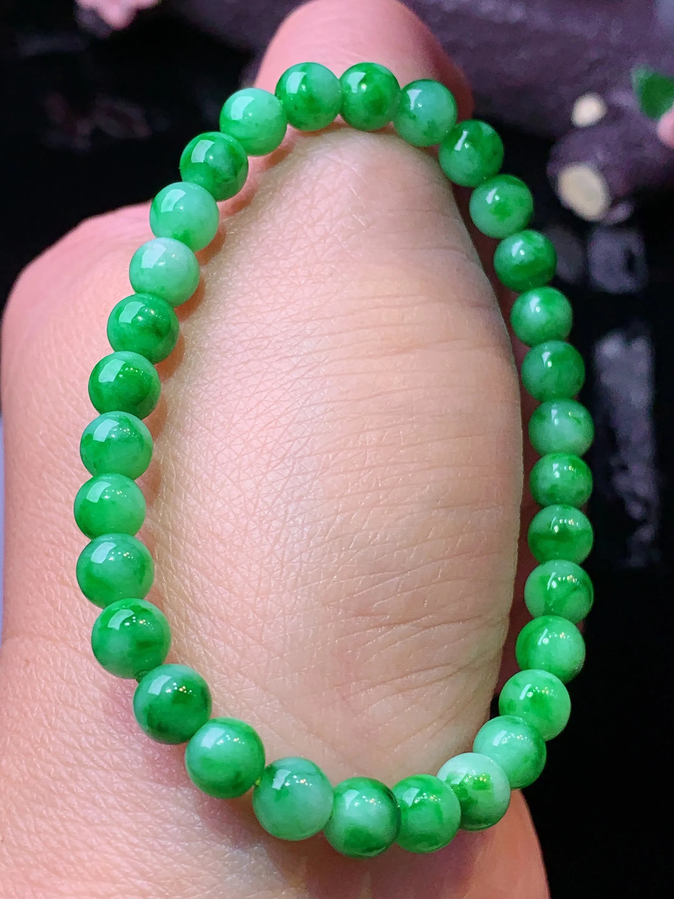 翠绿圆珠手链 玉质细腻 色泽清新 艳丽 整体尺寸5.6