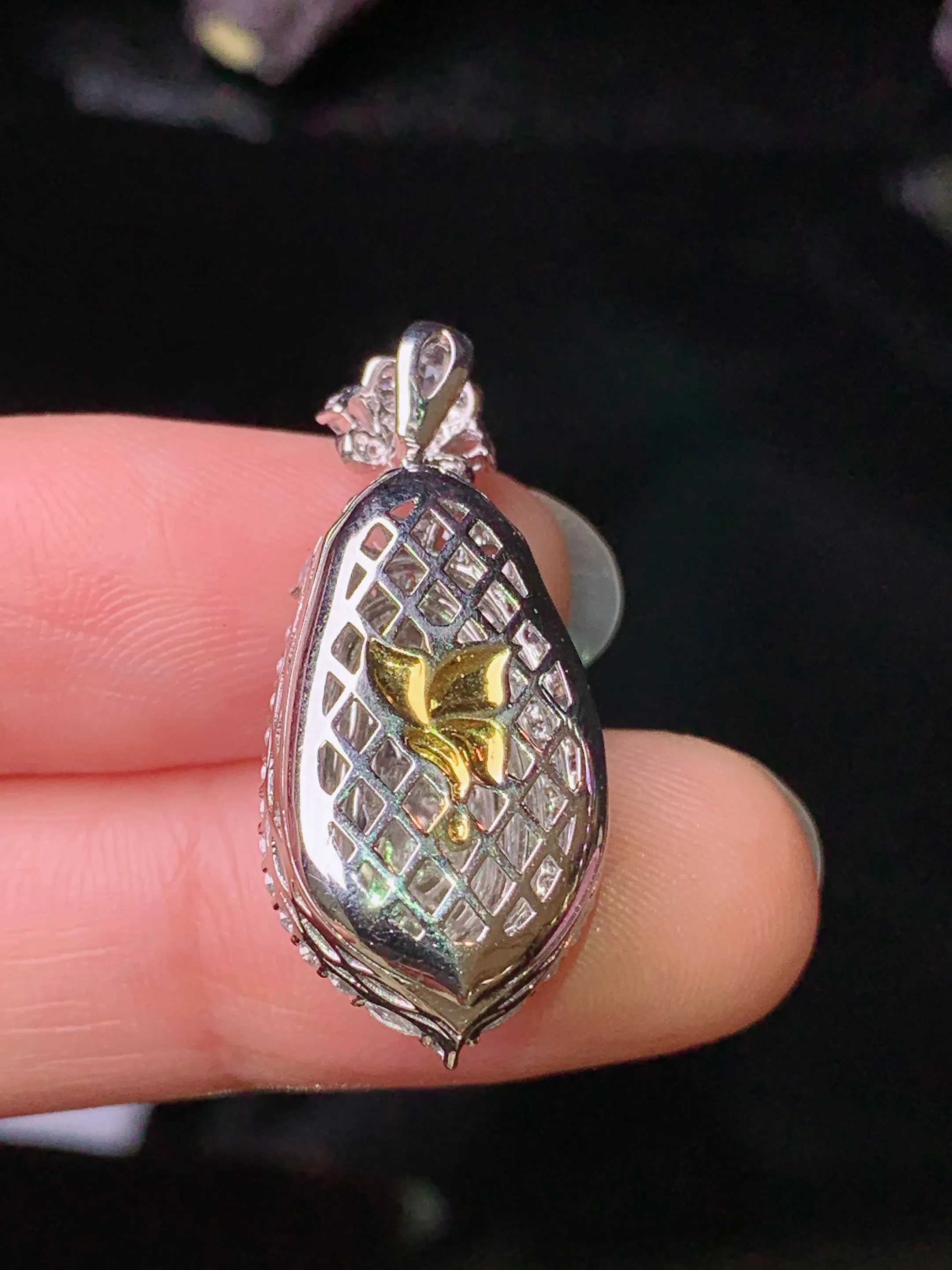 18k金钻镶嵌翠绿四季豆吊坠 玉质细腻 色泽清新艳丽 整体尺寸29.3*13*10.5