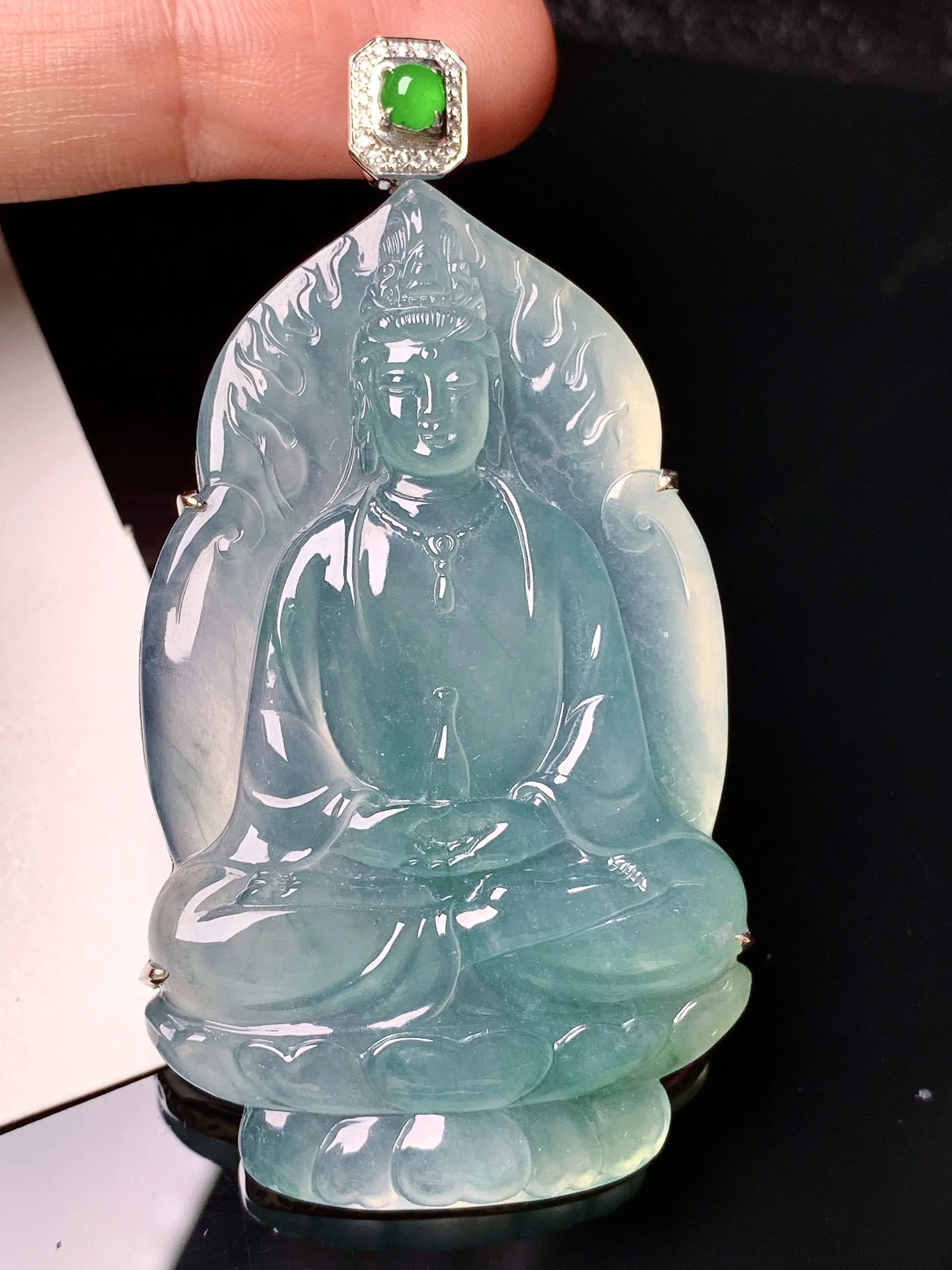 18k金钻镶嵌冰种观音吊坠 玉质细腻 色泽清新艳丽 整体尺寸66.6*34*7.7