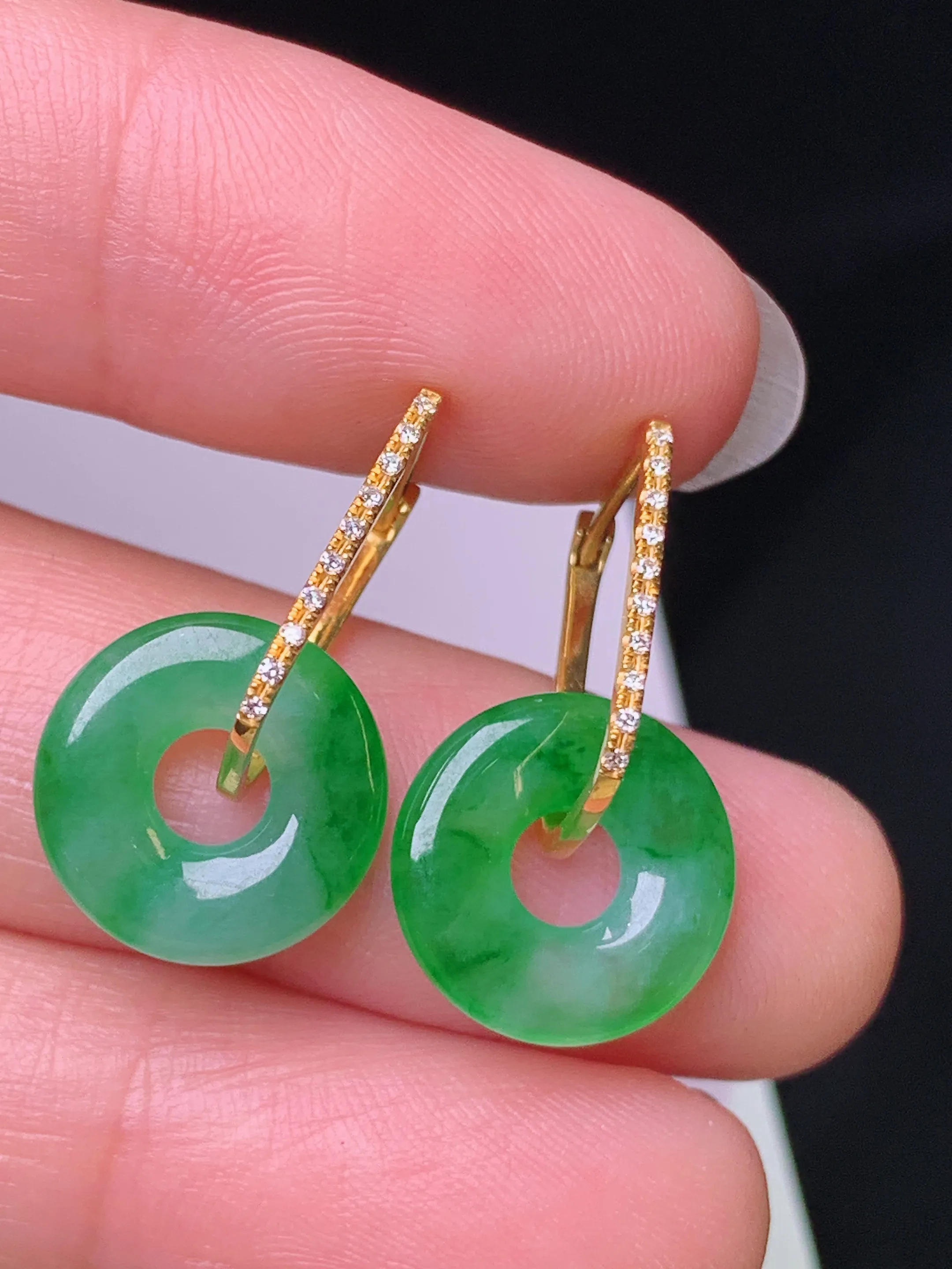 18k金钻镶嵌翠绿平安扣耳坠 玉质细腻 色泽清新艳丽 整体尺寸21.6*12.5*2.5