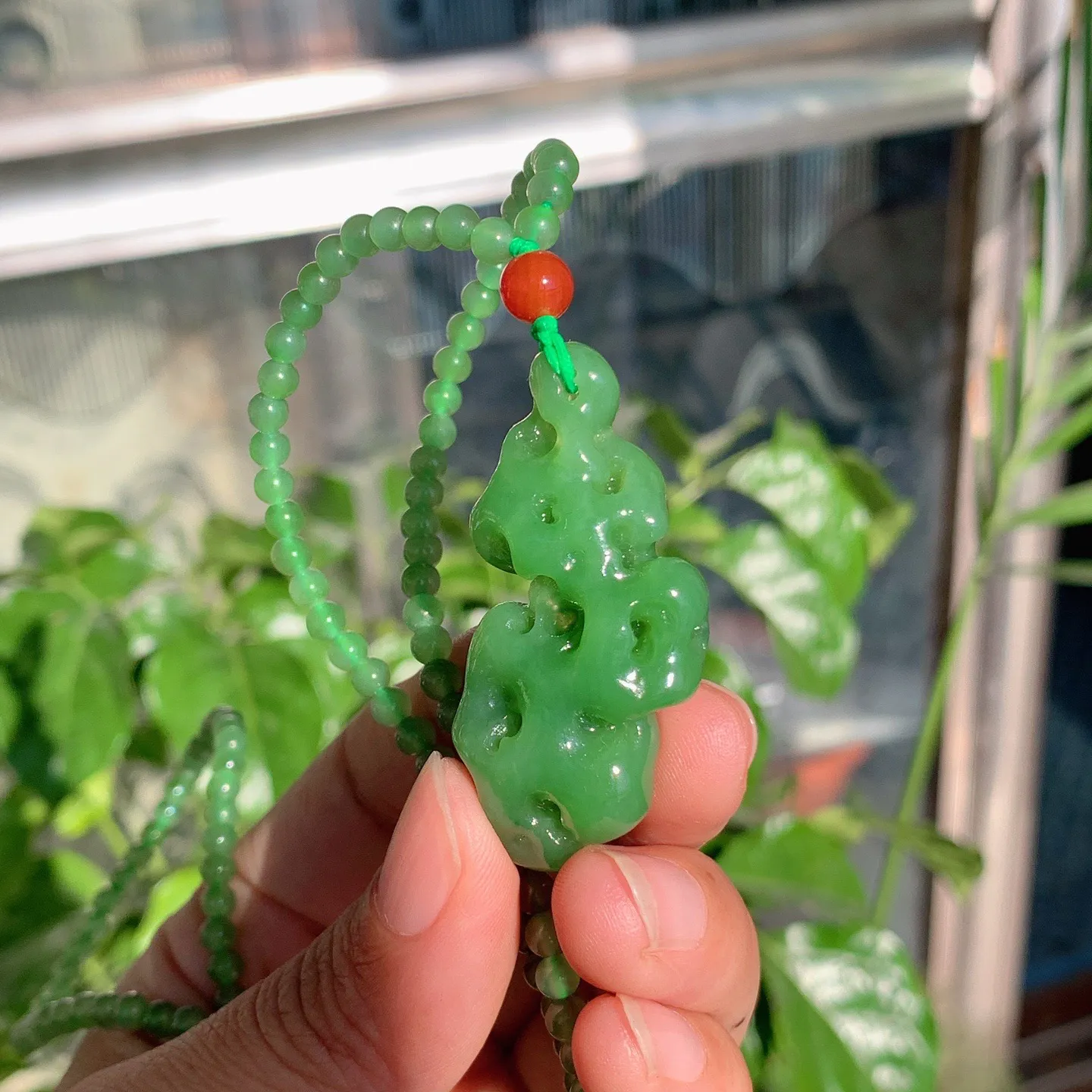 和田玉阳绿俄罗斯碧玉太湖石挂件。尺寸46/26/14重29克。玉质细腻油润。手推出油。品相大气。lt251120