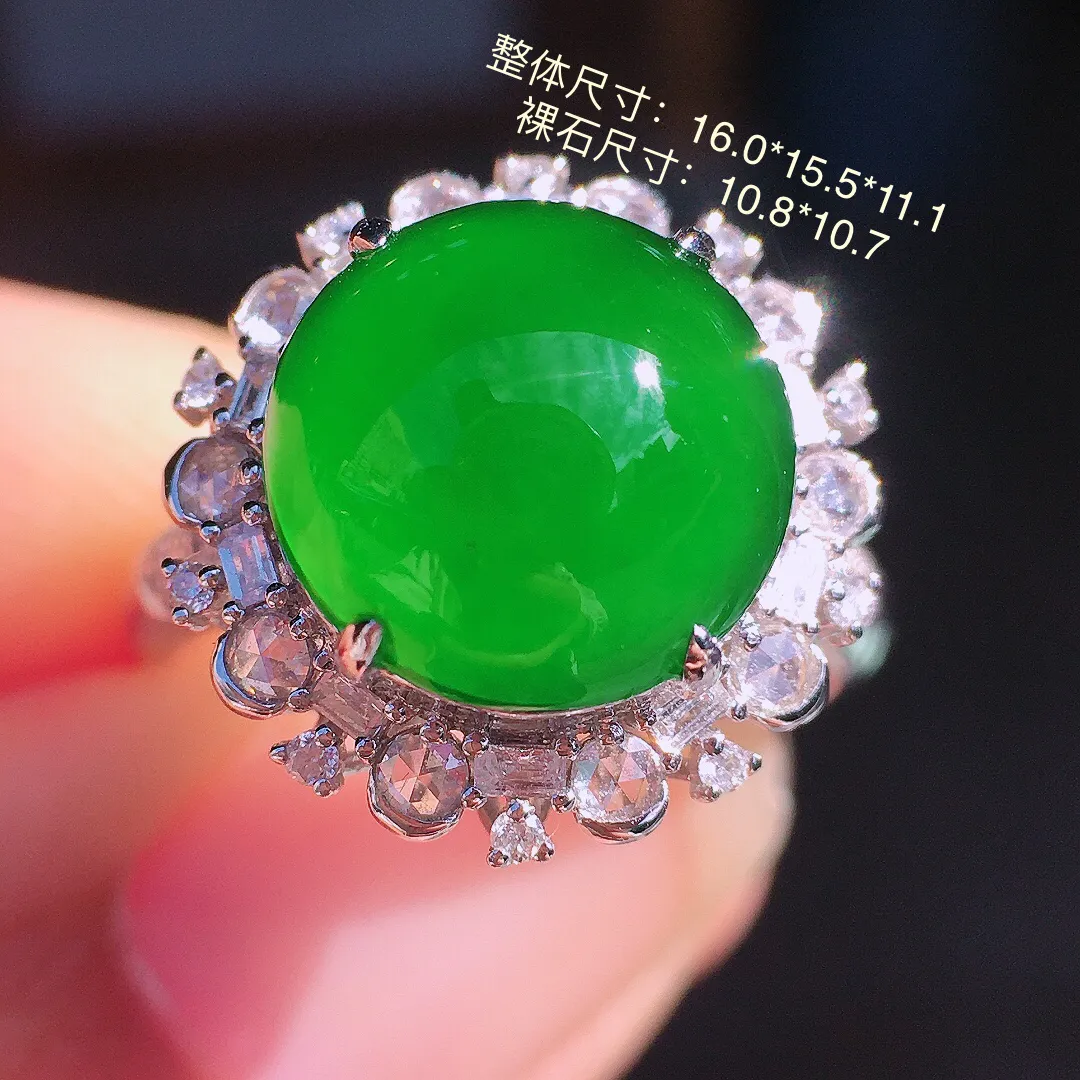 阳绿蛋面戒指，色泽均匀艳丽，玉质细腻，荧光感超
强，饱满圆润，尽显优雅气质，18k
金豪华镶嵌