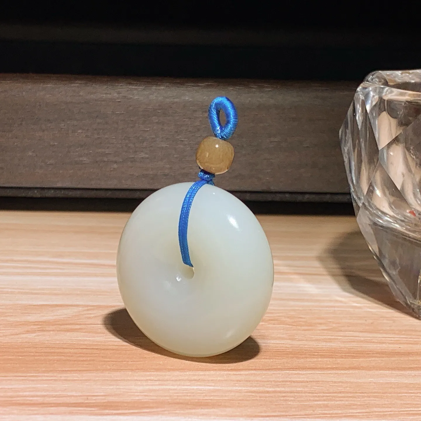 新疆和田玉且末料平安扣挂件。尺寸33/12重22.6克。玉质细腻油润！手推出油。佩戴高端典雅。lt251119