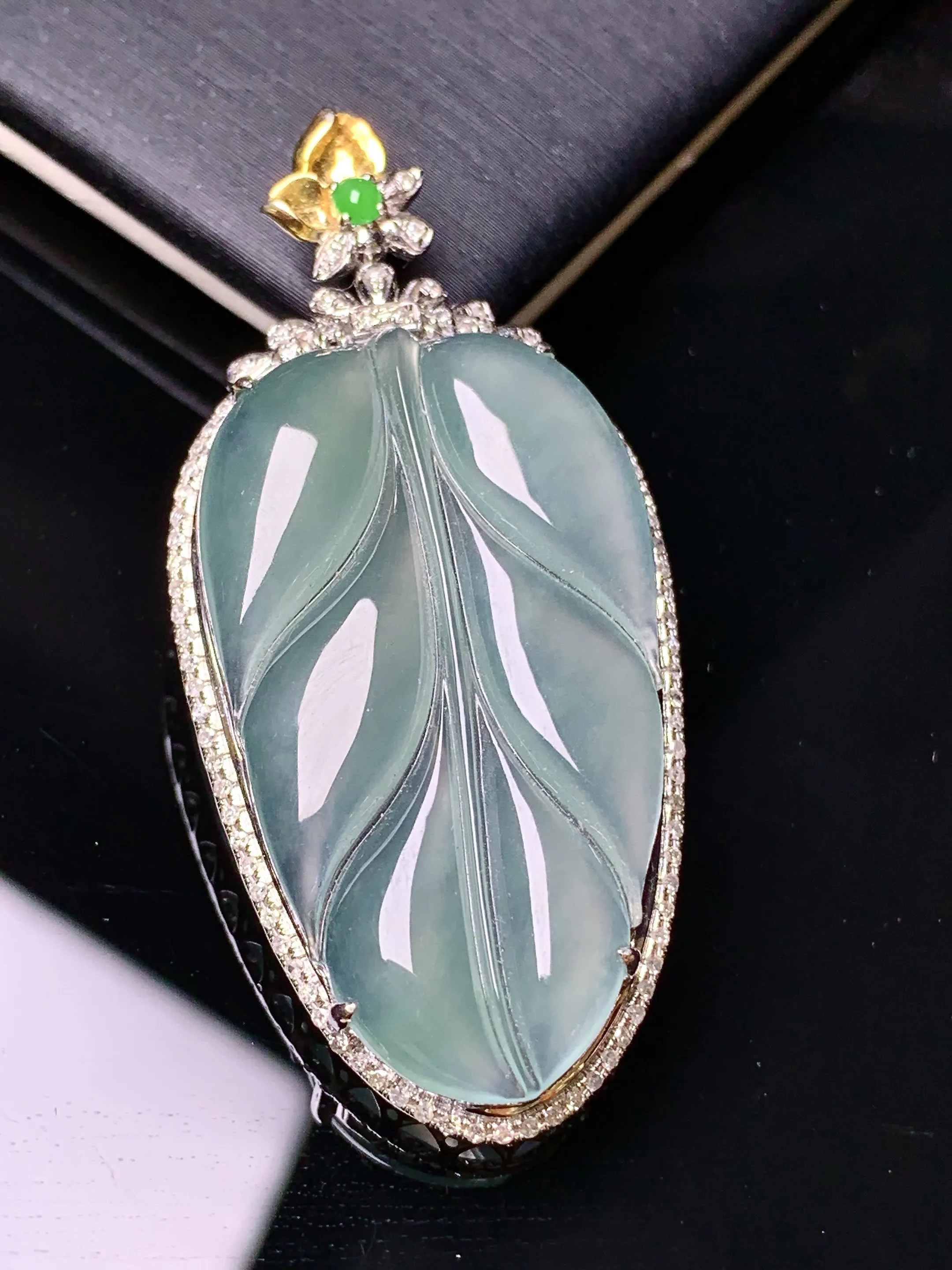 18k金钻镶嵌冰种树叶吊坠 玉质细腻 色泽清新艳丽 整体尺寸46.5*21.8*6.8