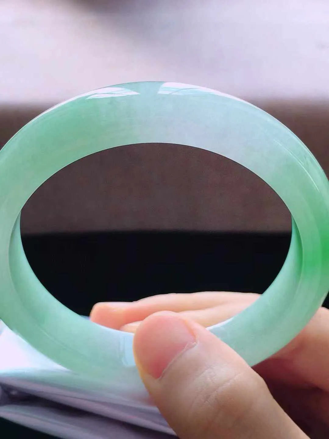 【翡翠名称】老种飘阳绿56正圈口翡翠手镯
【翡翠尺寸】56*12*8.2mm适合55-57正圈口佩戴
【翡翠描述】缅甸天然翡翠A货，种老水足，玉质细腻，色泽靓丽，性价比高，佩戴效果好！