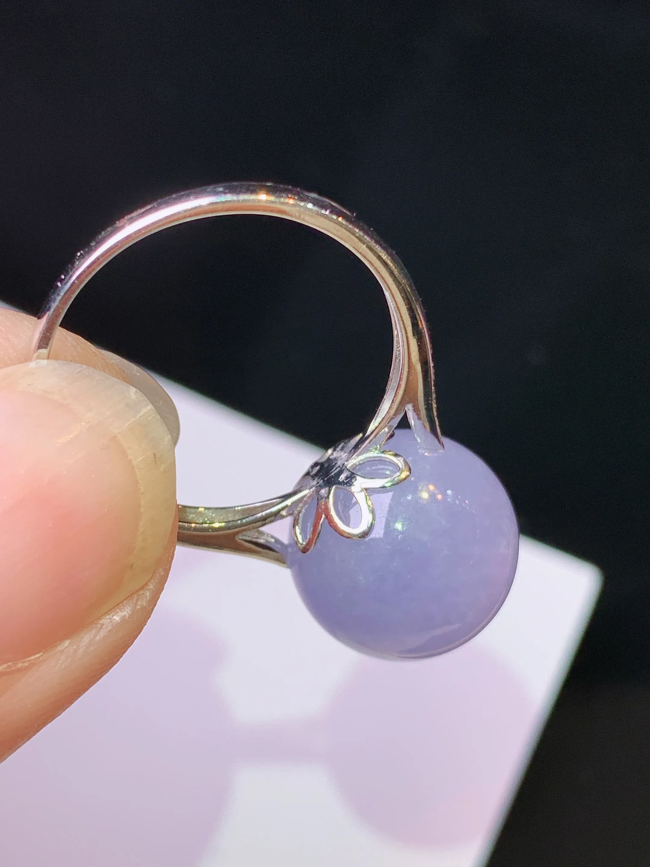 18k金钻镶嵌紫罗兰圆珠戒指 玉质细腻 色泽清新艳丽 圈口14 整体尺寸12.2