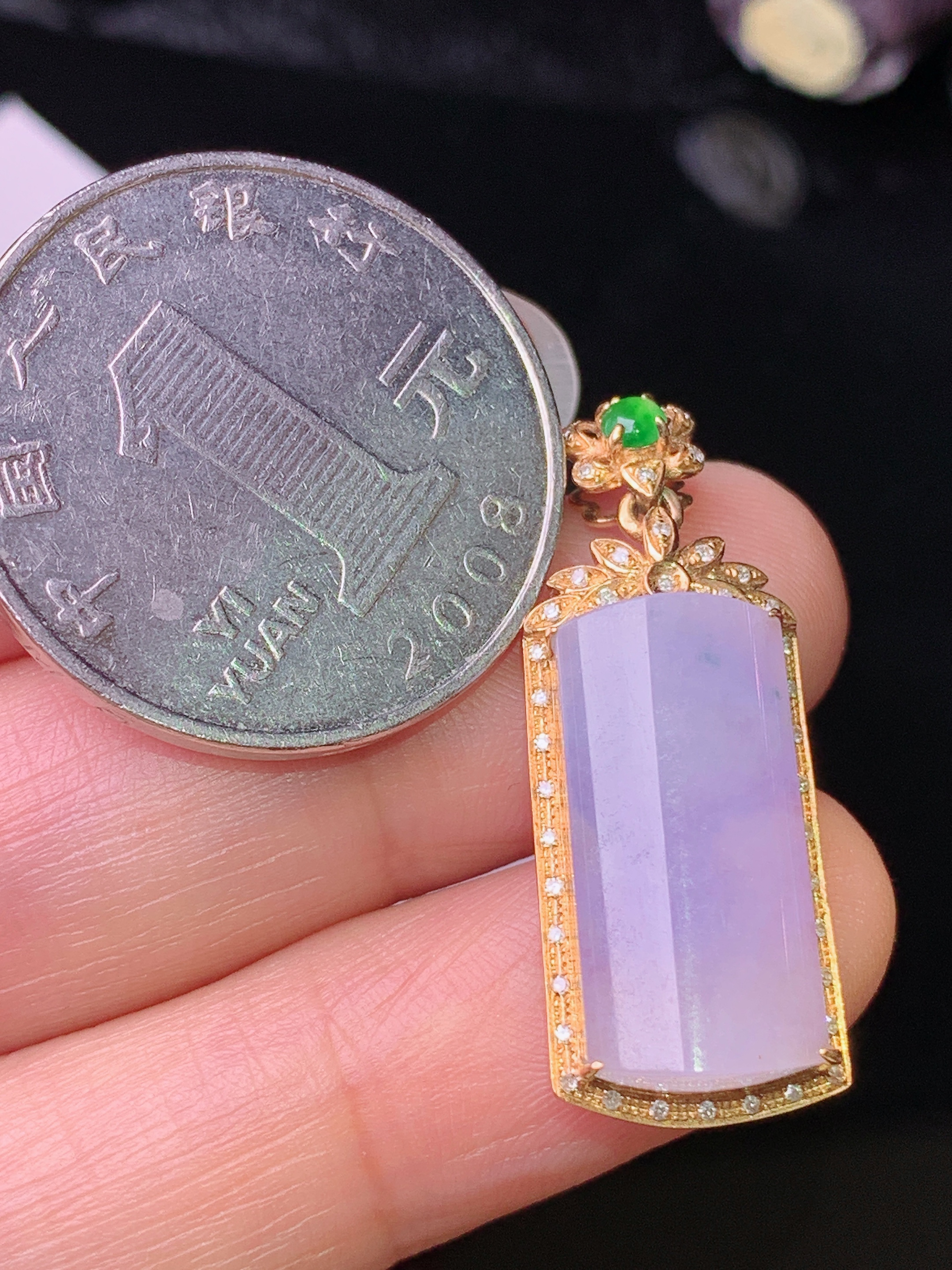 18k金钻镶嵌紫罗兰玉柱吊坠 玉质细腻 色泽清新艳丽 整体尺寸30.8*11.5*5.8