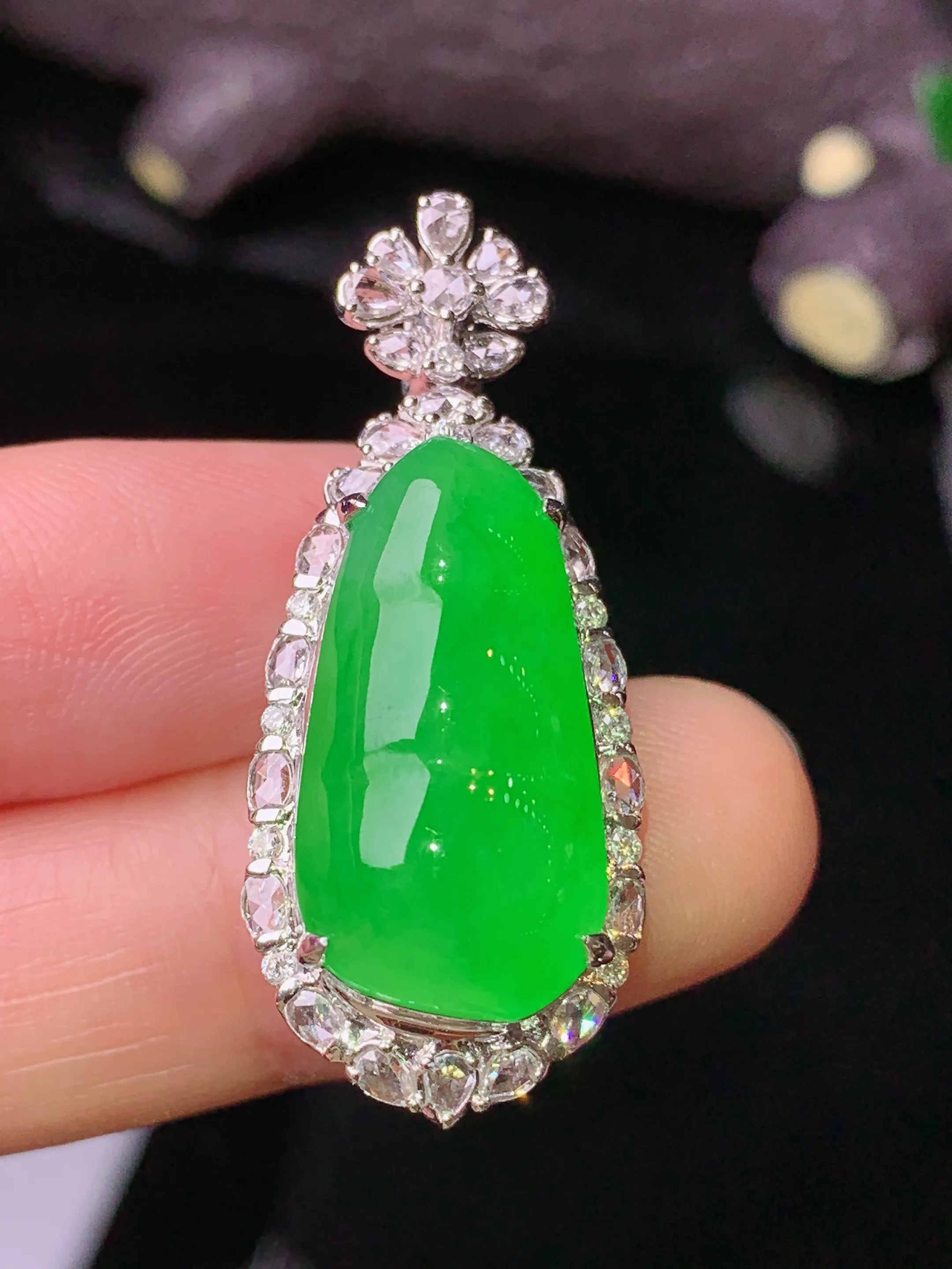 18k金钻镶嵌满绿四季豆吊坠 玉质细腻 色泽清新艳丽 整体尺寸37*15.2*12.3