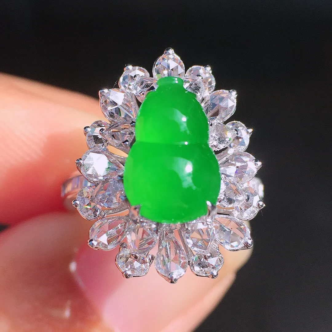 阳绿葫芦戒指，色泽均匀艳丽，玉质细腻，荧光感超
强，饱满圆润，尽显优雅气质，18k
金豪华镶嵌