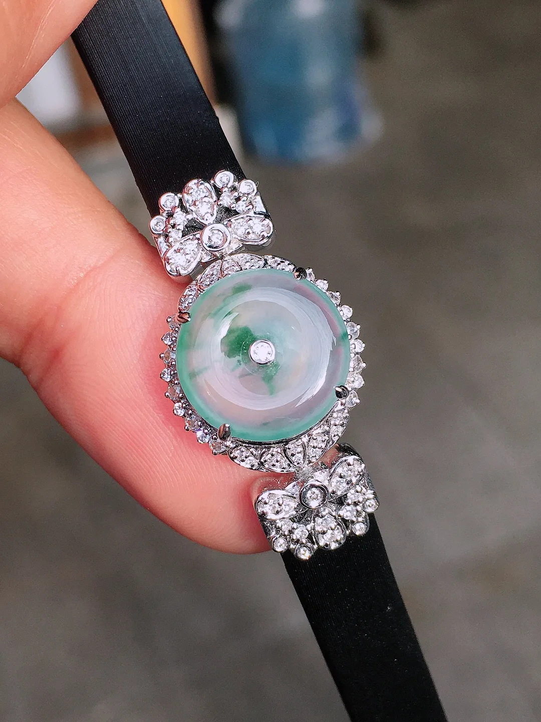 冰飘花平安扣手链，色泽艳丽，玉质细腻，荧光感超
强，饱满圆润，尽显优雅气质，18k
金豪华镶嵌