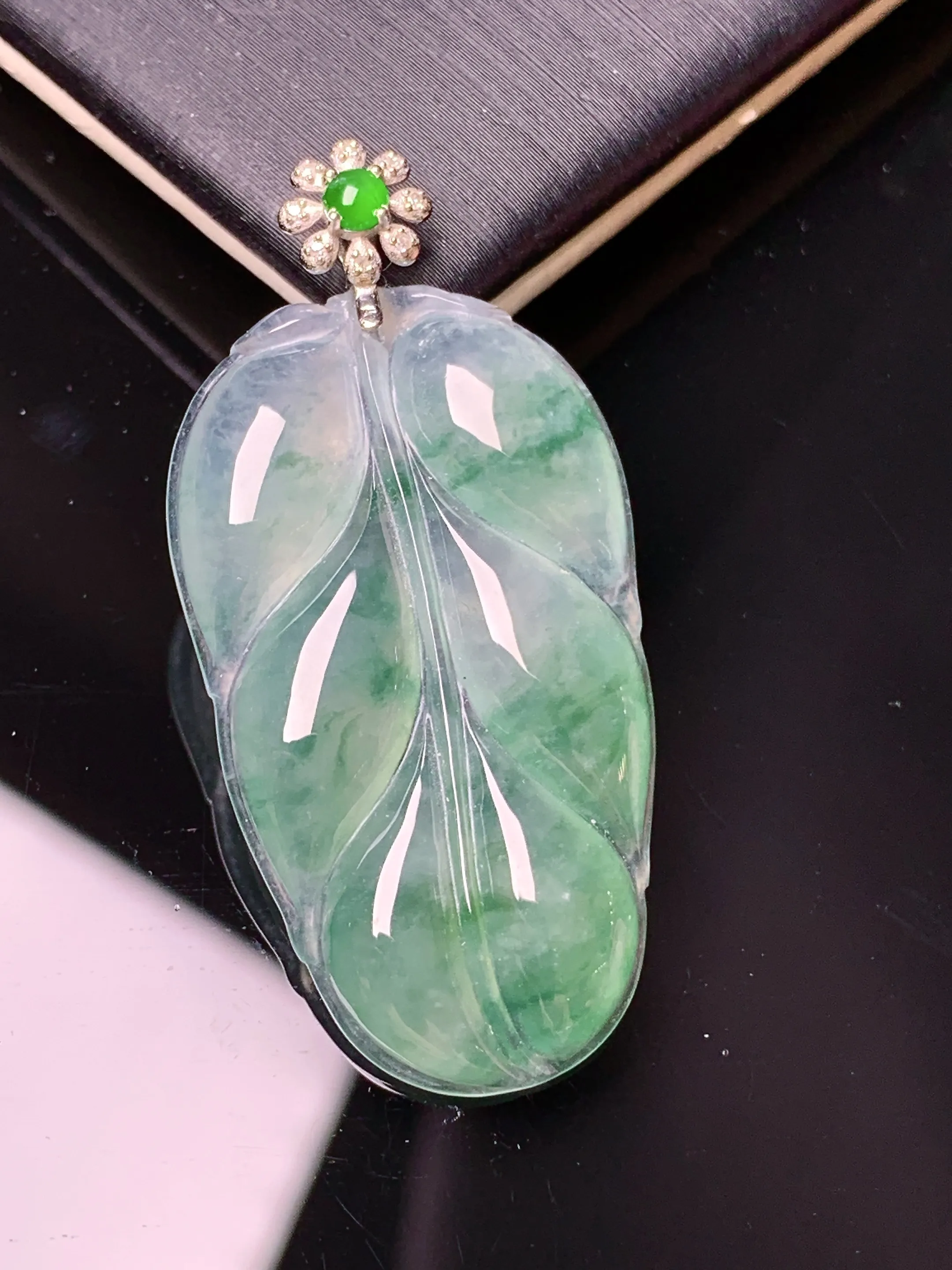 18k金钻镶嵌冰种飘绿树叶吊坠 玉质细腻 色泽清新艳丽 整体尺寸39.8*19.3*3.8