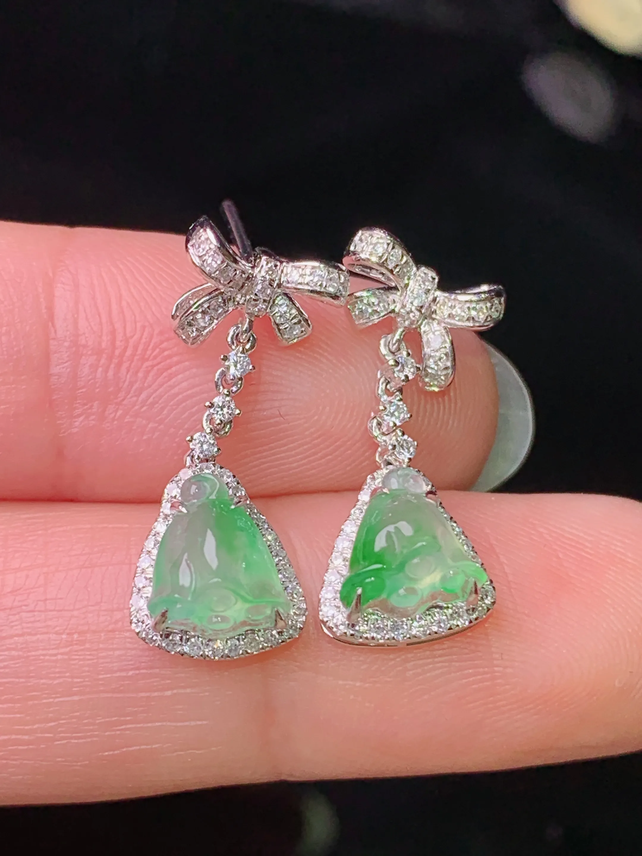 18k金钻镶嵌冰种飘绿莲蓬耳坠 玉质细腻 色泽清新艳丽 整体尺寸21.5*8.3*6.5