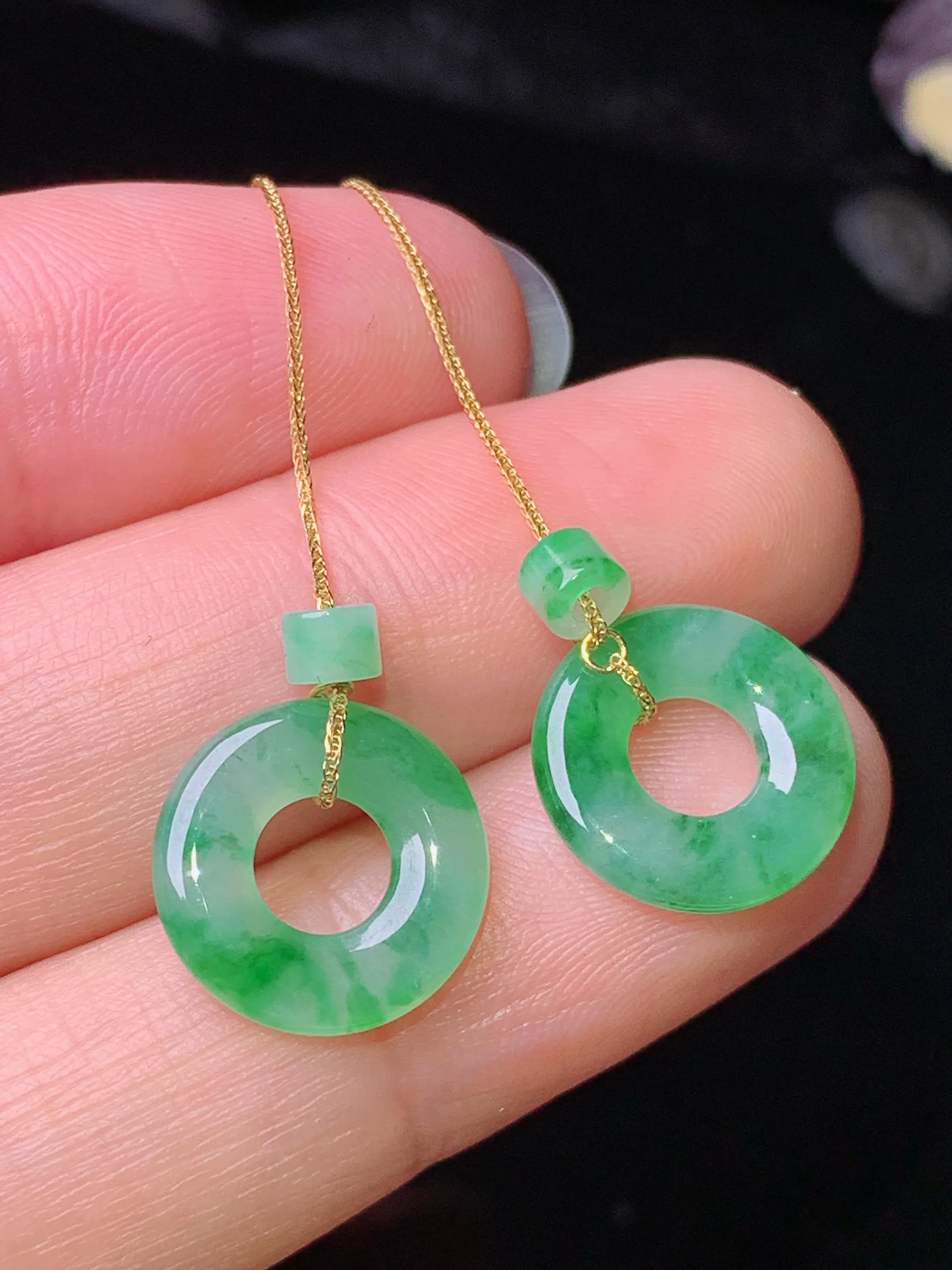 18k金镶嵌飘绿平安环耳坠 玉质细腻 色泽清新艳丽 整体尺寸12.3*2.6