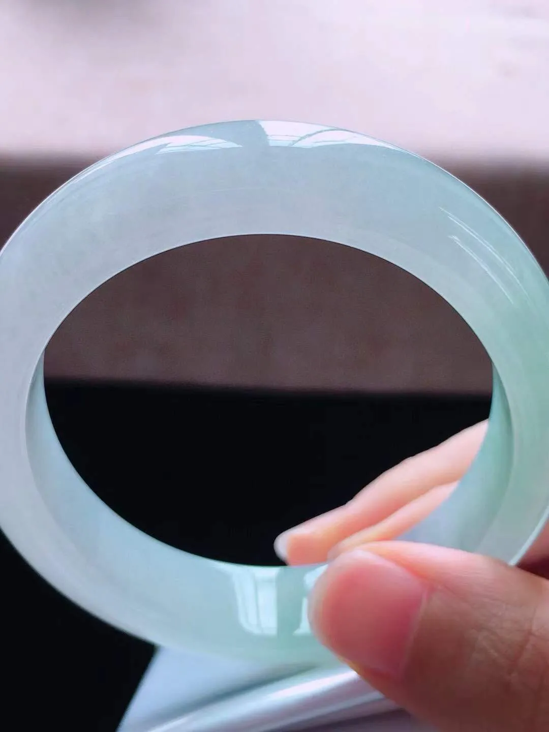 【翡翠名称】老种冰晴绿56.5贵妃圈口翡翠手镯
【翡翠尺寸】56.5*50*12.3*7.5mm适合53.5-55正圈口佩戴
【翡翠描述】缅甸天然翡翠A货，种老水足，玉质细腻，色泽靓丽，性价比高，佩戴效果好！