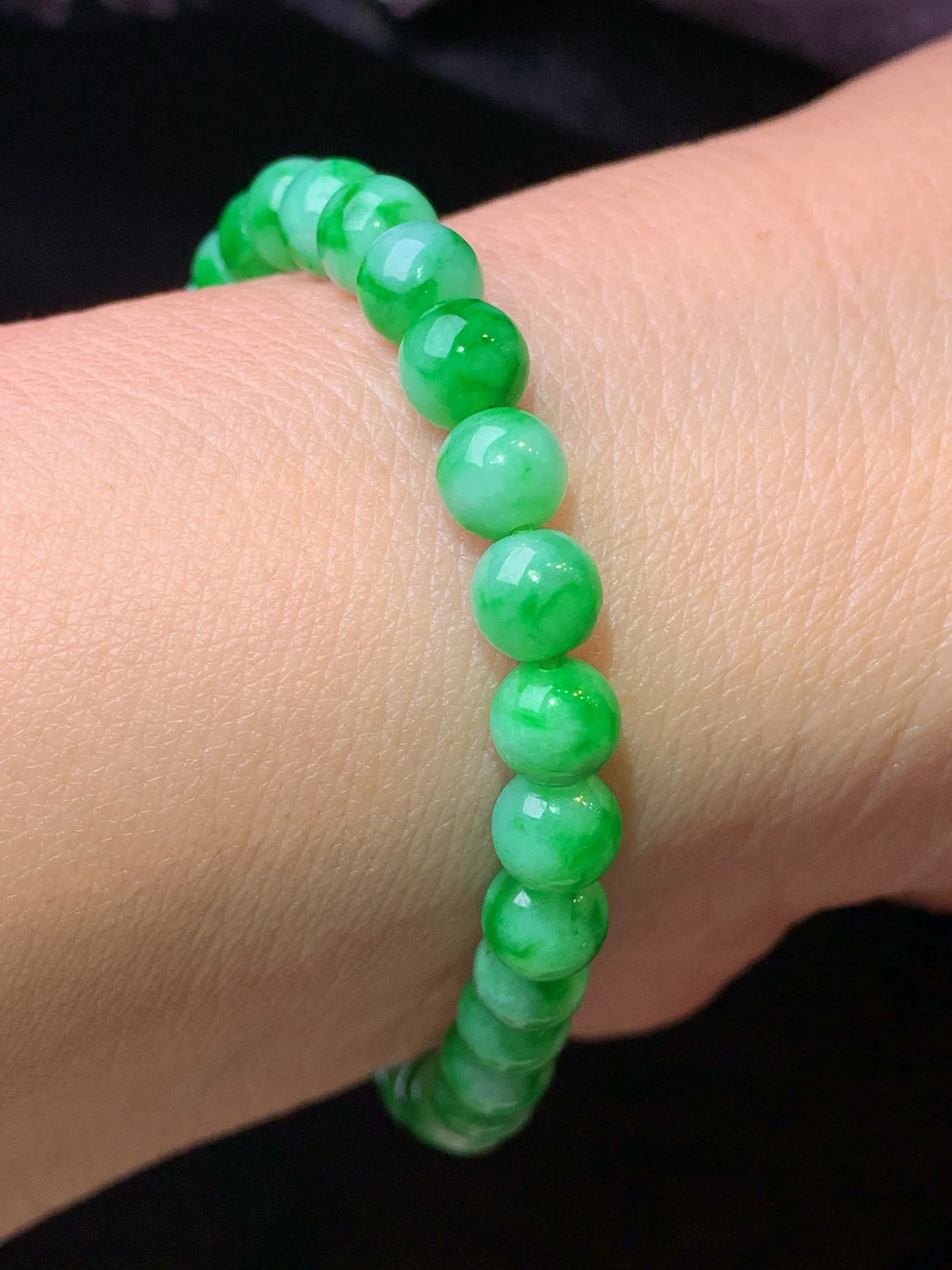 翠绿圆珠手链 玉质细腻 色泽清新 艳丽 整体尺寸5.6