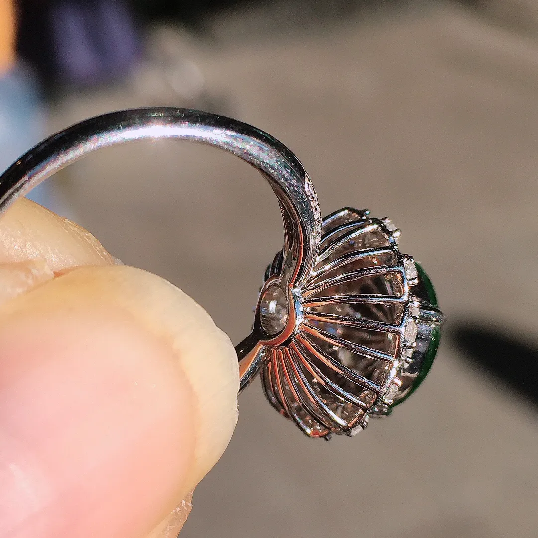 阳绿蛋面戒指，色泽均匀艳丽，玉质细腻，荧光感超
强，饱满圆润，尽显优雅气质，18k
金豪华镶嵌