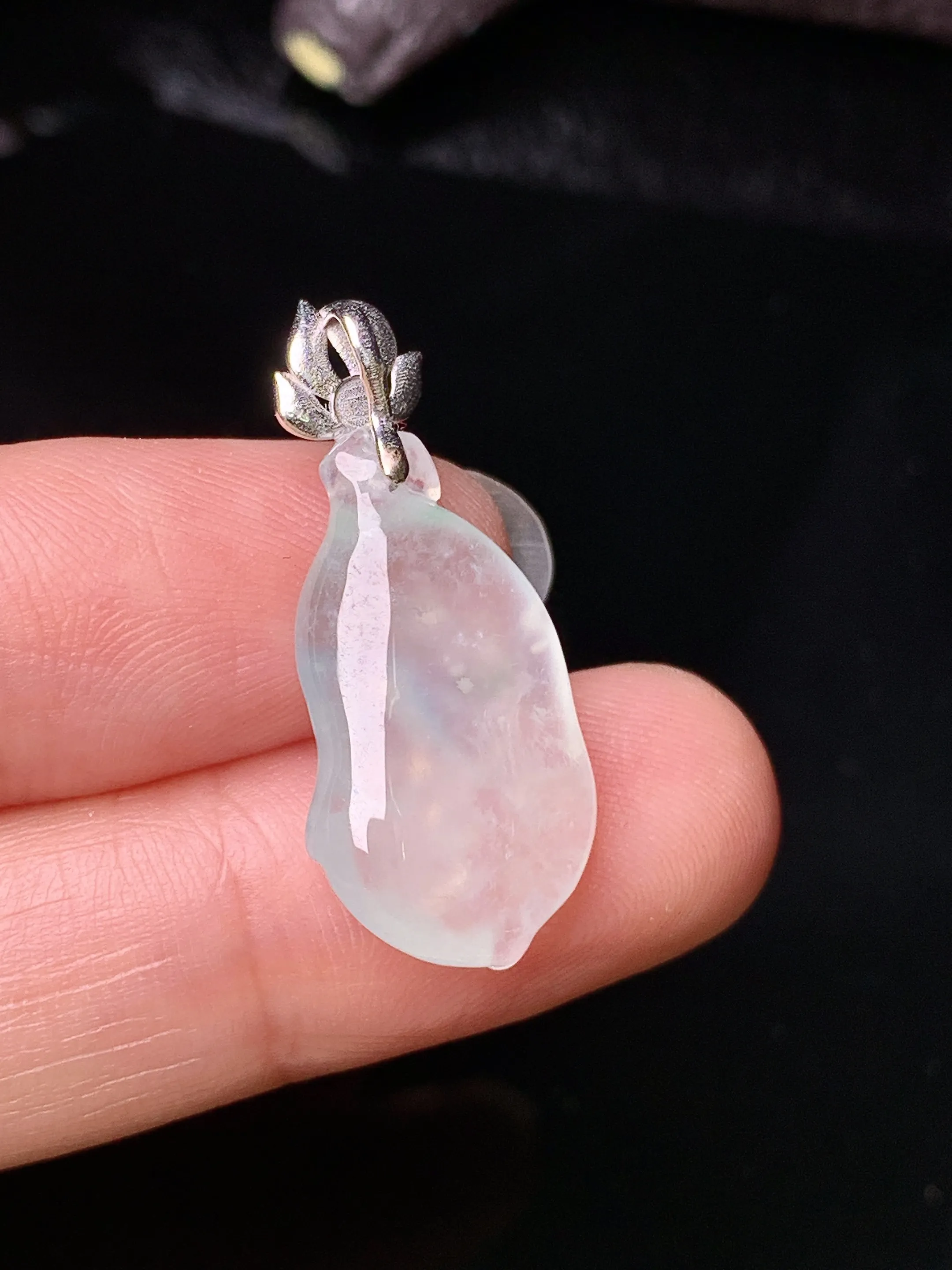 18k金钻镶嵌冰种花蕾吊坠 玉质细腻 色泽清新艳丽 整体尺寸27.8*12.5*5.5