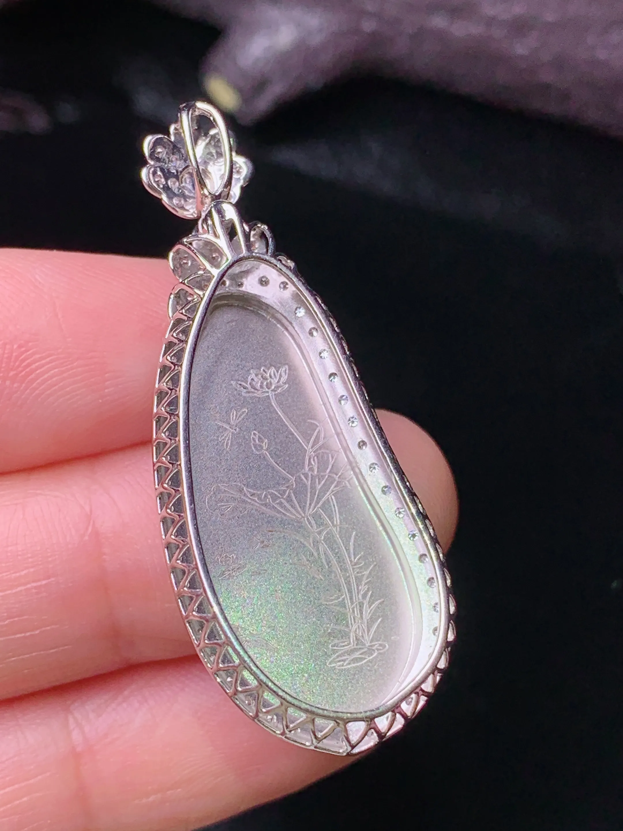 18k金钻镶嵌满绿四季豆吊坠 玉质细腻 色泽清新艳丽 整体尺寸41.8*16.3*9