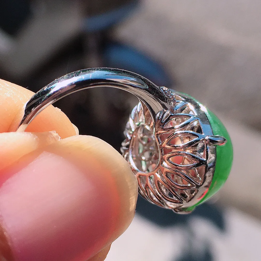 阳绿蛋面戒指，色泽均匀艳丽，玉质细腻，荧光感超
强，饱满圆润，尽显优雅气质，18k
金豪华镶嵌