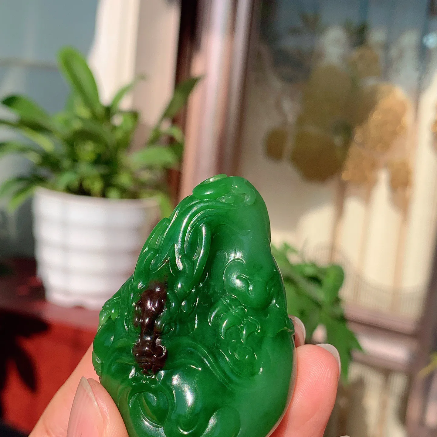 和田玉七号矿红皮料俄罗斯碧玉龙佑一方挂件。尺寸55/40/22重66克。玉质细腻油润。手推出油。品相大气。lt251120