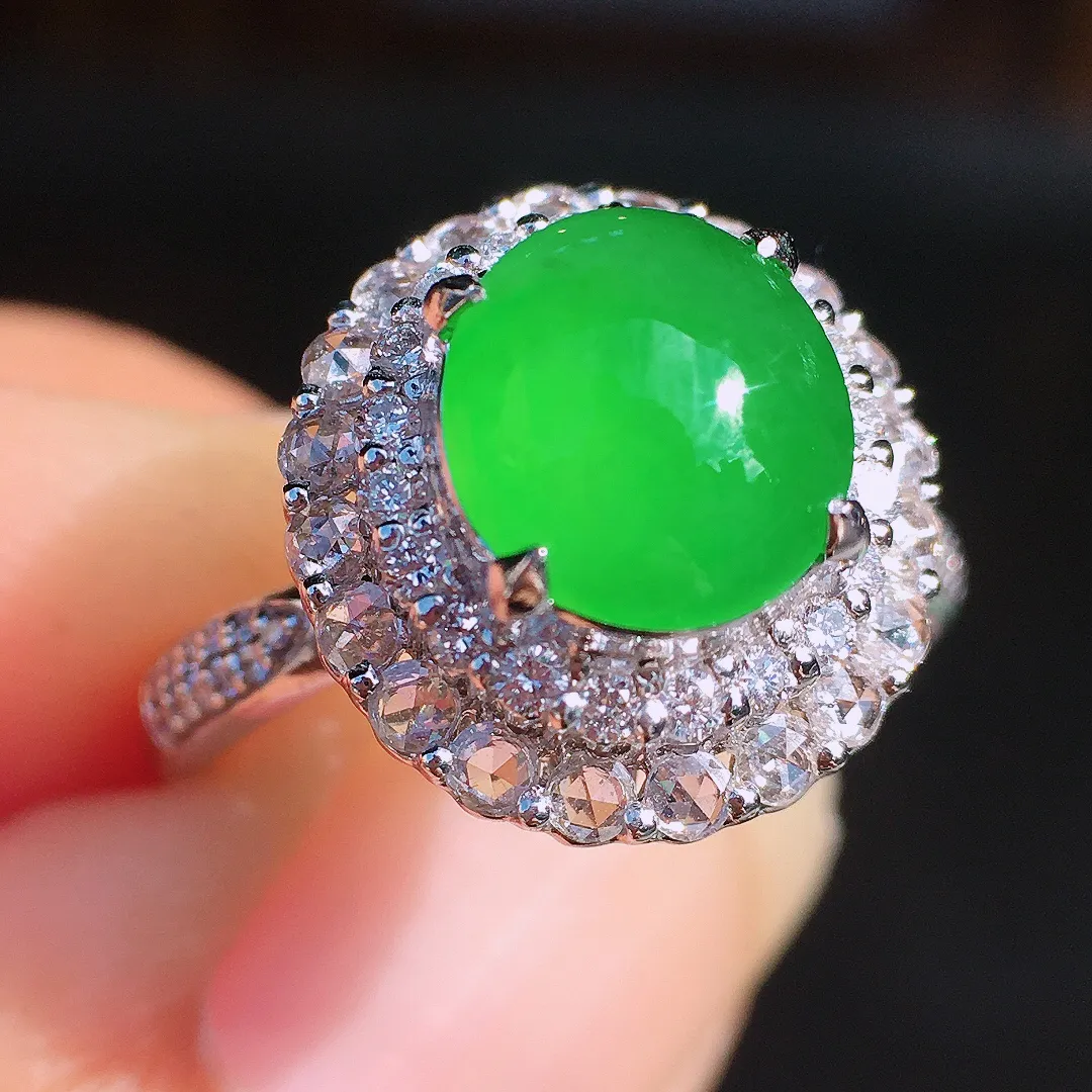 阳绿蛋面戒指，色泽均匀艳丽，玉质细腻，荧光感超
强，饱满圆润，尽显优雅气质，18k
金豪华镶嵌