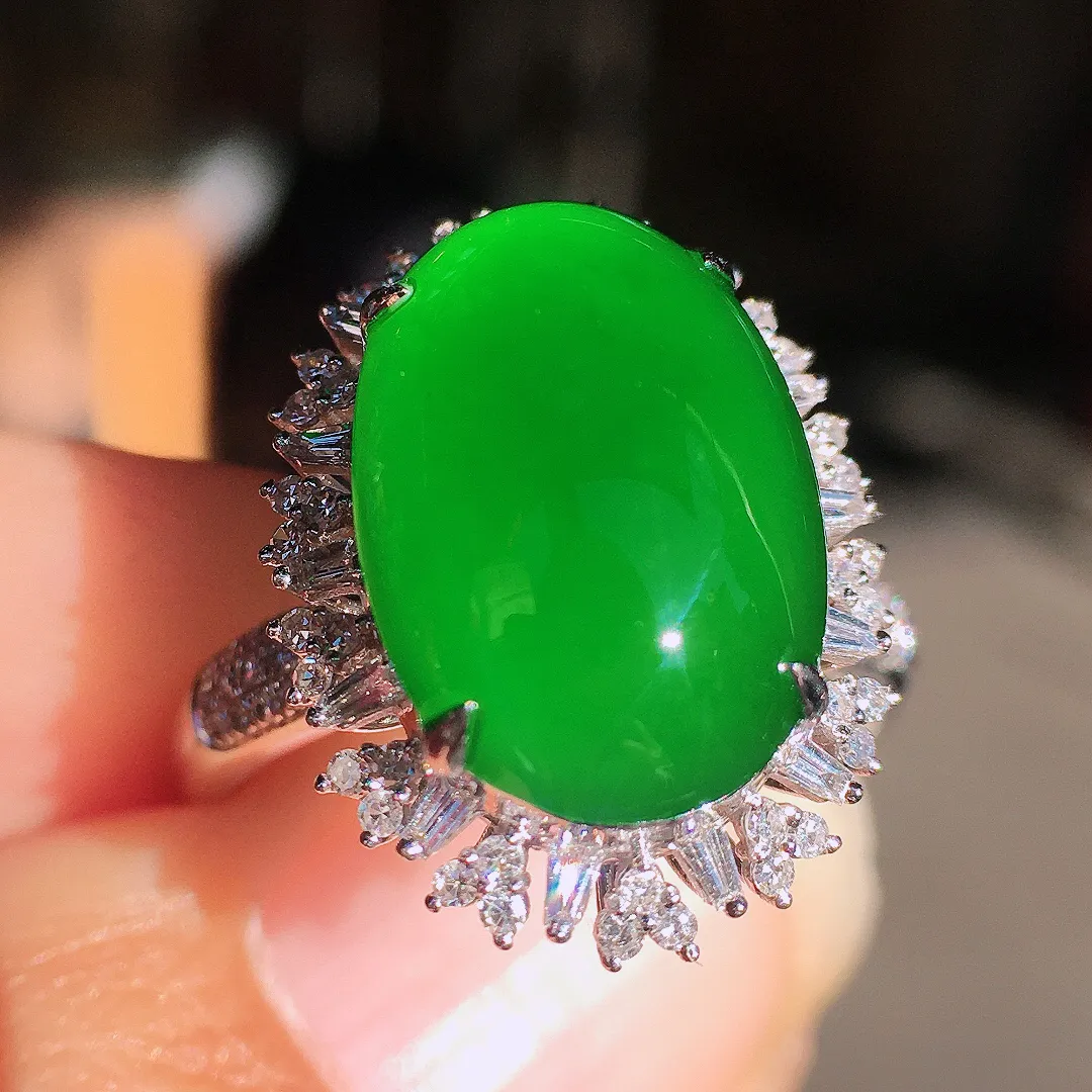 阳绿蛋面戒指，色泽均匀艳丽，玉质细腻，荧光感超
强，饱满圆润，尽显优雅气质，18k
金豪华镶嵌