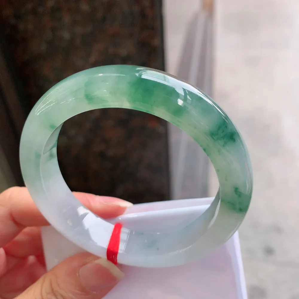 正圈高冰飘花 无瑕 尺寸:54.1/12.4/9.1 花美