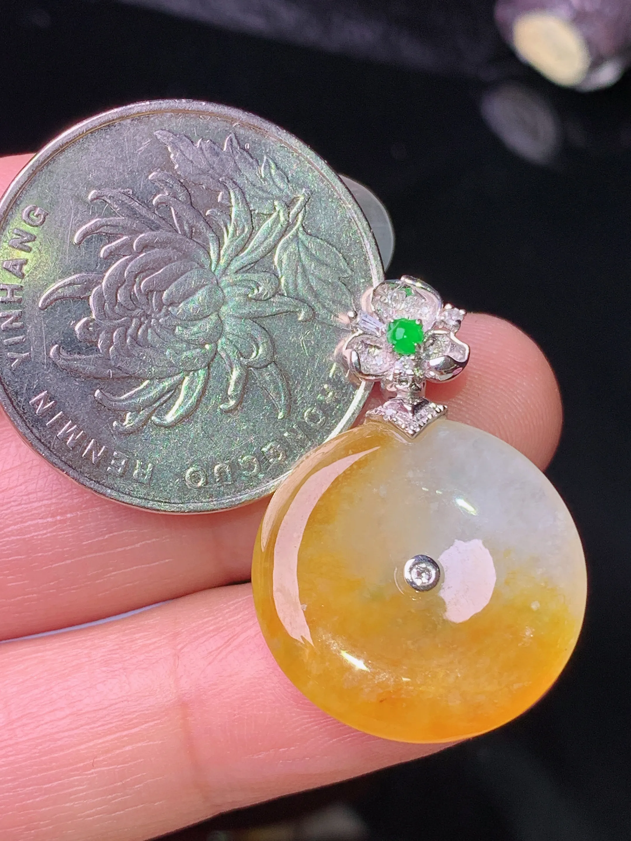 18k金钻镶嵌黄翡平安扣吊坠 玉质细腻 色泽清新艳丽 整体尺寸27.7*19.5*4