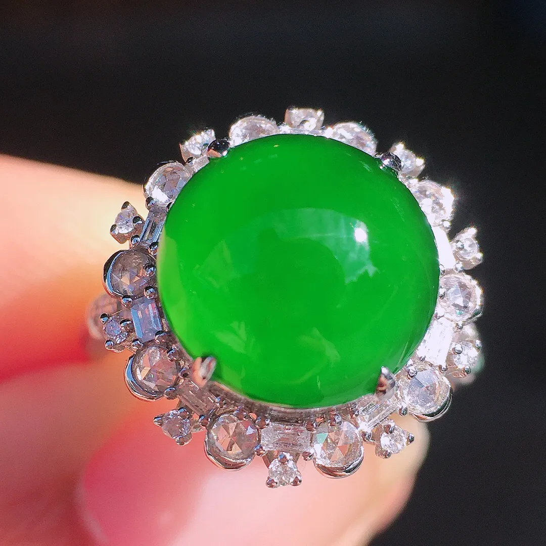 阳绿蛋面戒指，色泽均匀艳丽，玉质细腻，荧光感超
强，饱满圆润，尽显优雅气质，18k
金豪华镶嵌