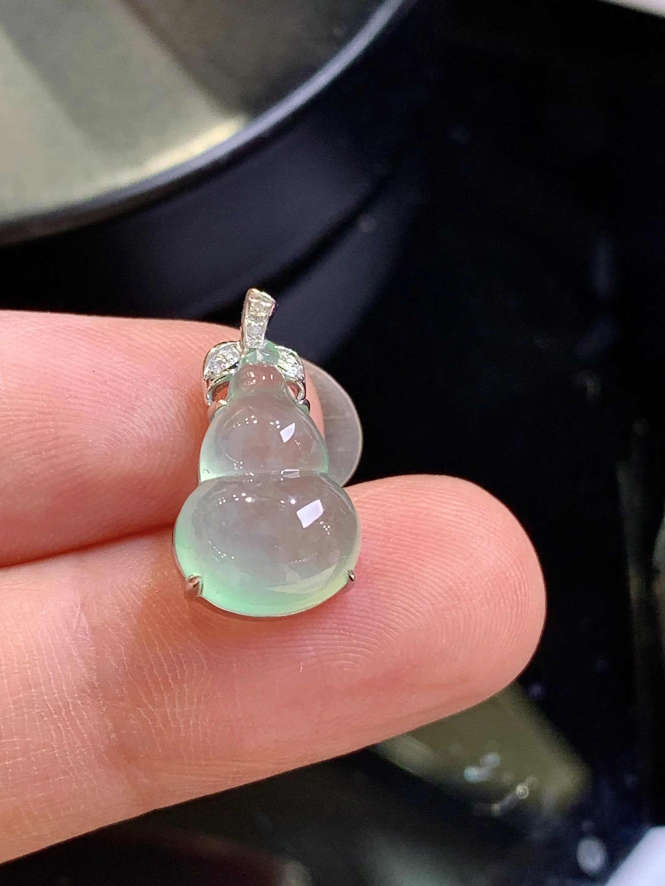 18k金钻镶嵌冰种吊坠 玉质细腻 色泽清新艳丽 整体尺寸17.2*9.2*7
