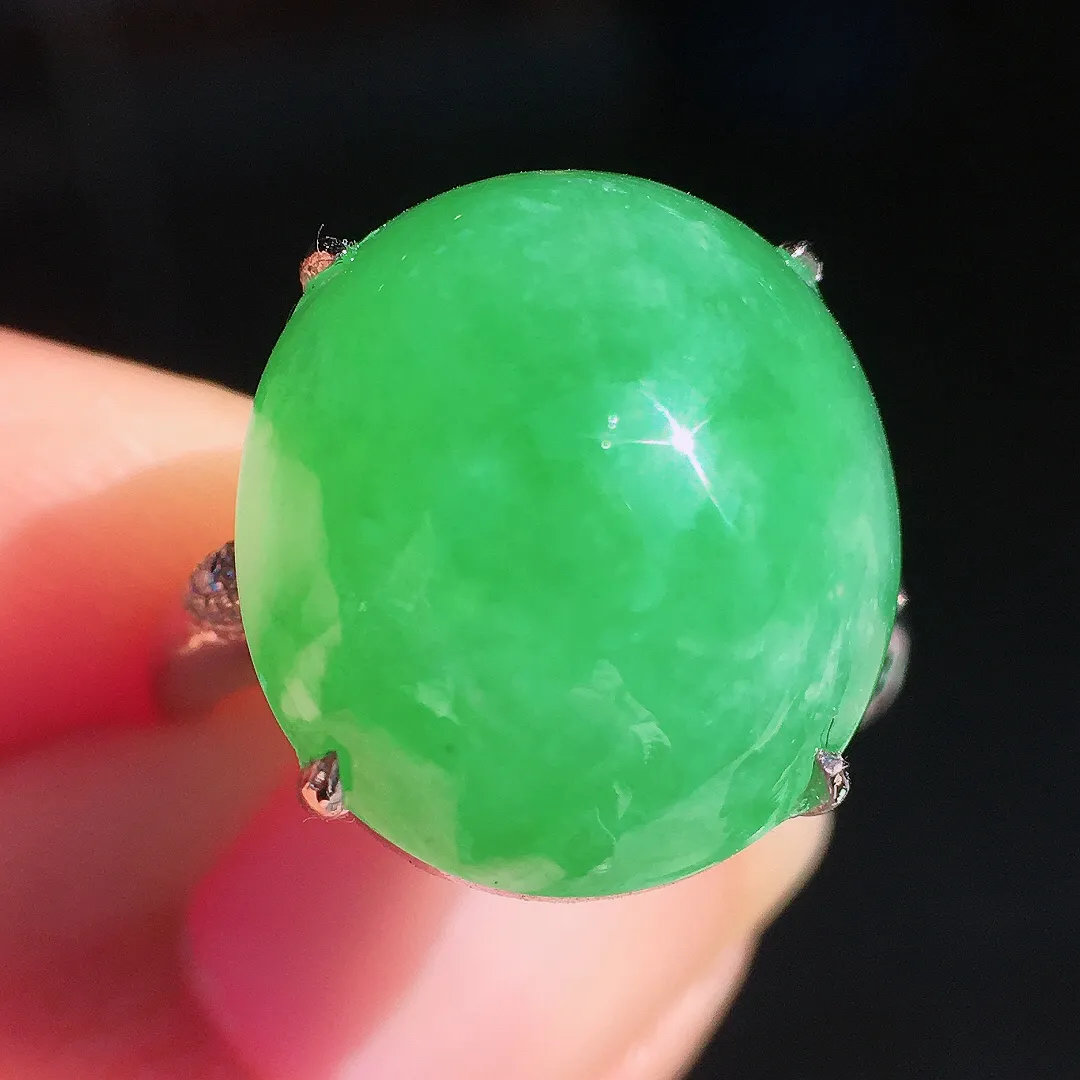 阳绿蛋面戒指，色泽均匀艳丽，玉质细腻，荧光感超
强，饱满圆润，尽显优雅气质，18k
金豪华镶嵌