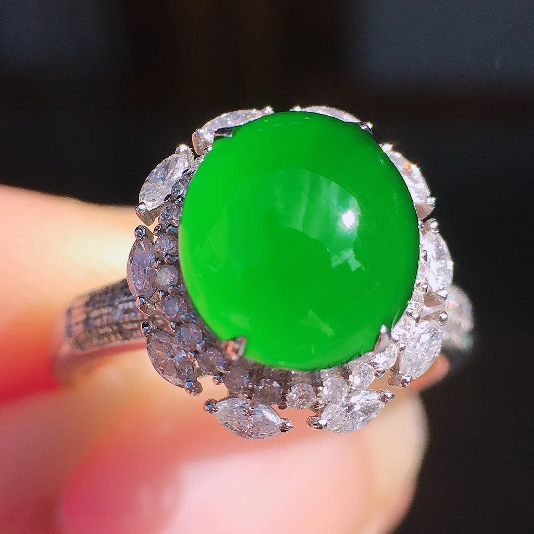 阳绿蛋面戒指，色泽均匀艳丽，玉质细腻，荧光感超
强，饱满圆润，尽显优雅气质，18k
金豪华镶嵌