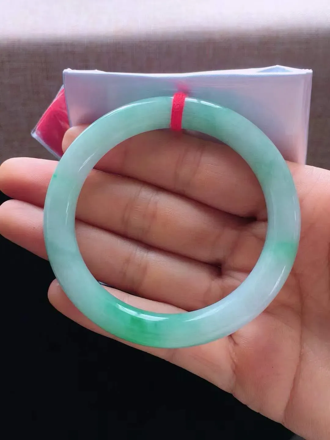 【翡翠名称】老种飘绿花53.3圈口圆条翡翠手镯
【翡翠尺寸】53.3*8.2*8.5mm适合52.5-55.6正圈口佩戴
【翡翠描述】缅甸天然翡翠A货，种老水足，玉质细腻，色泽靓丽，性价比高，佩戴效果好！