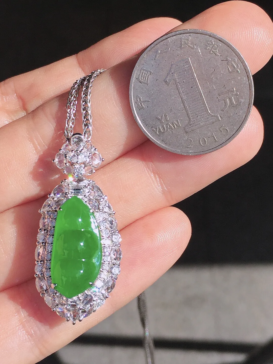 阳绿福豆吊坠，色泽均匀艳丽，玉质细腻，荧光感超
强，饱满圆润，尽显优雅气质，18k
金豪华镶嵌