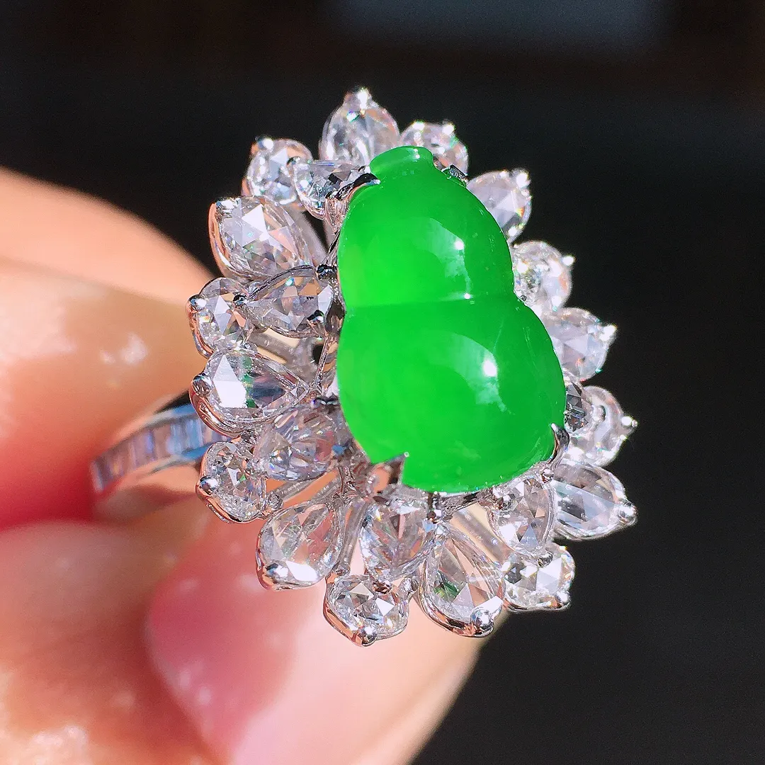 阳绿葫芦戒指，色泽均匀艳丽，玉质细腻，荧光感超
强，饱满圆润，尽显优雅气质，18k
金豪华镶嵌