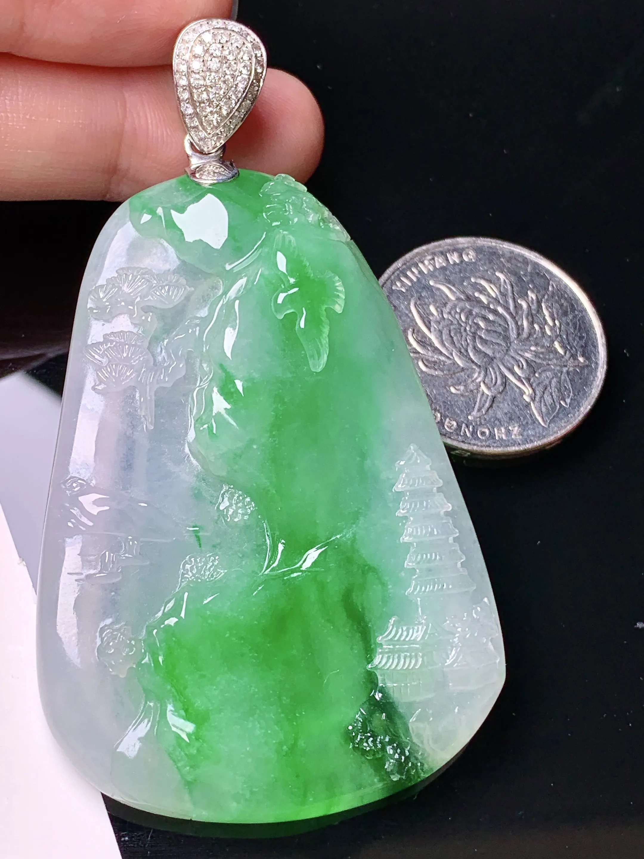 18k金钻镶嵌飘绿山水牌子吊坠 玉质细腻 色泽清新艳丽 整体尺寸72.6*40.5*7.6