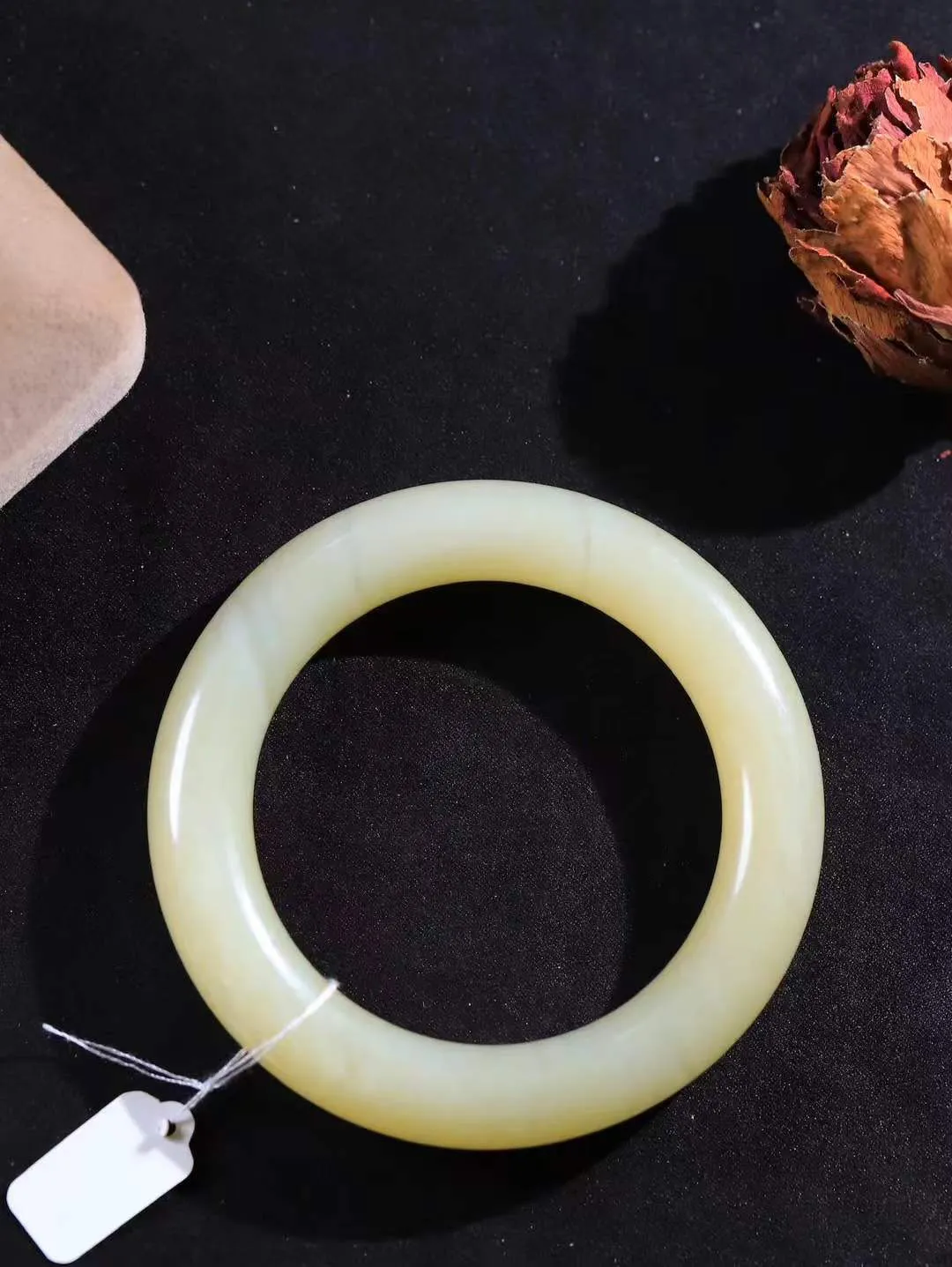 【玉佳人·手镯】

精品️和田玉糖白玉圆条手镯 ，玉质细腻油润，做工细致精美，端庄素雅，亭亭玉立，芊芊素手。芊芊素手，怎能忘镯？秀美圆条，更显婀娜。内径61mm 尺寸13.3-13.6mm重98.7克691102180L