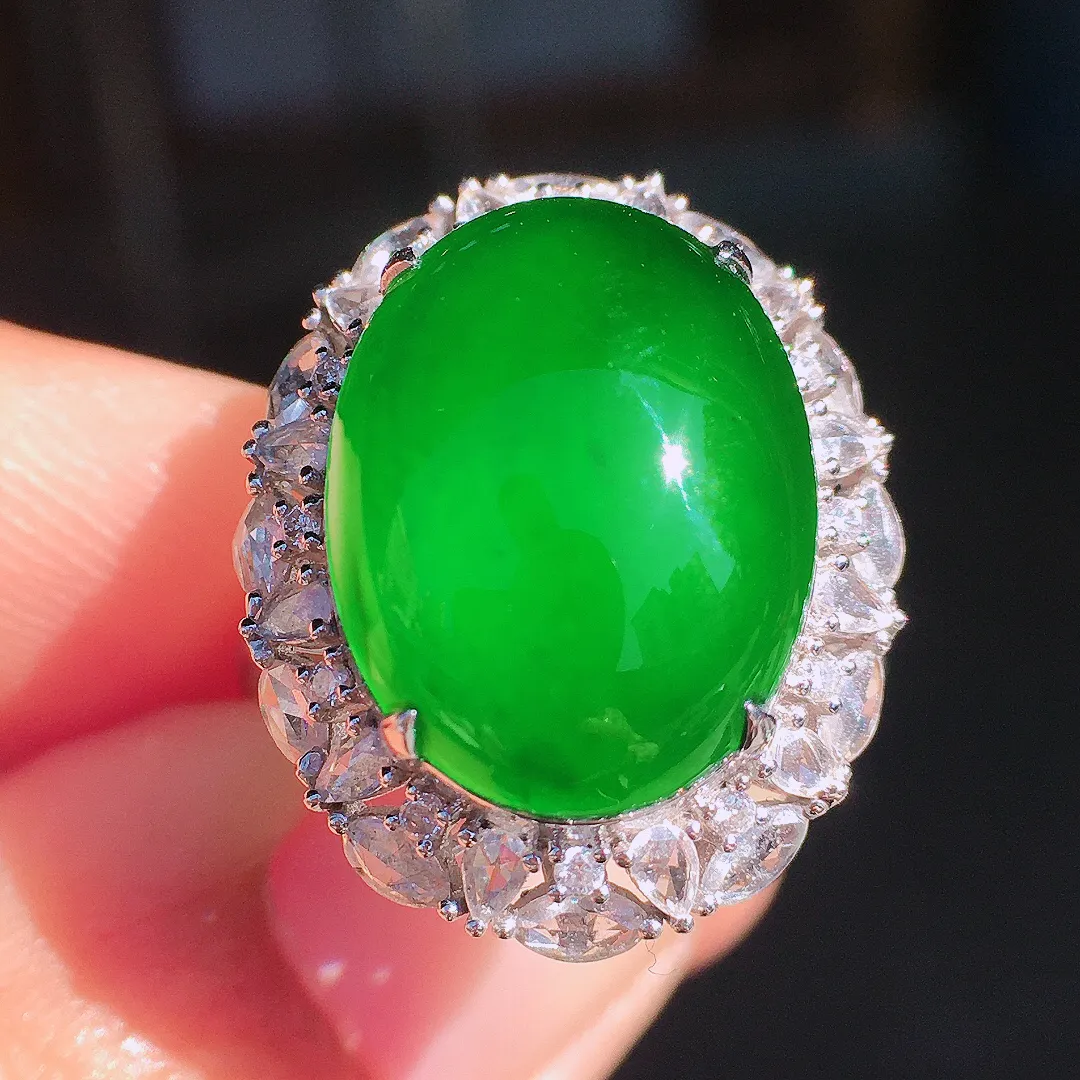 阳绿蛋面戒指，色泽均匀艳丽，玉质细腻，荧光感超
强，饱满圆润，尽显优雅气质，18k
金豪华镶嵌