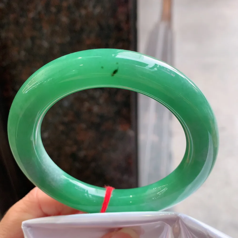 圆条满绿 无瑕 尺寸:58.7/12.1/12.3 满色